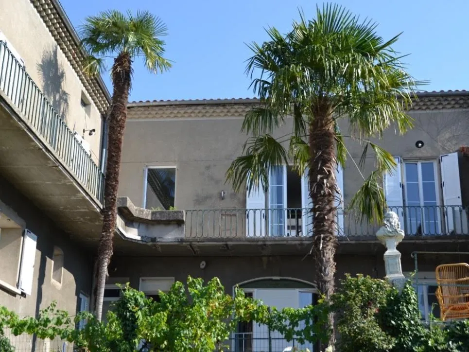 Property building in La Maison Jaffran, suite en ville