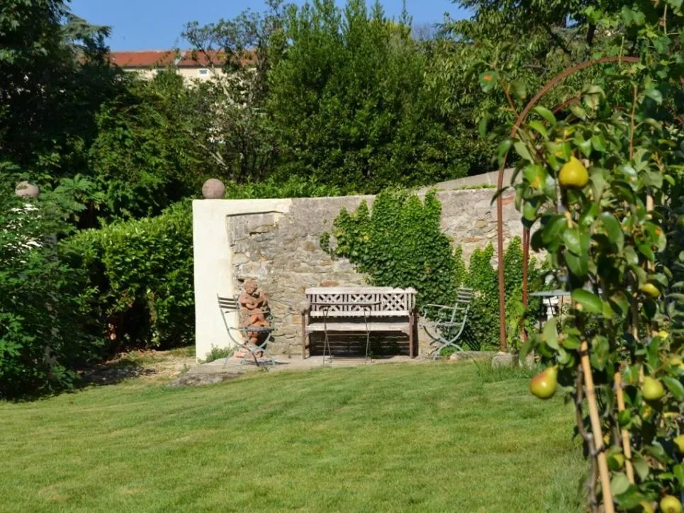 Property building in La Maison Jaffran, suite en ville