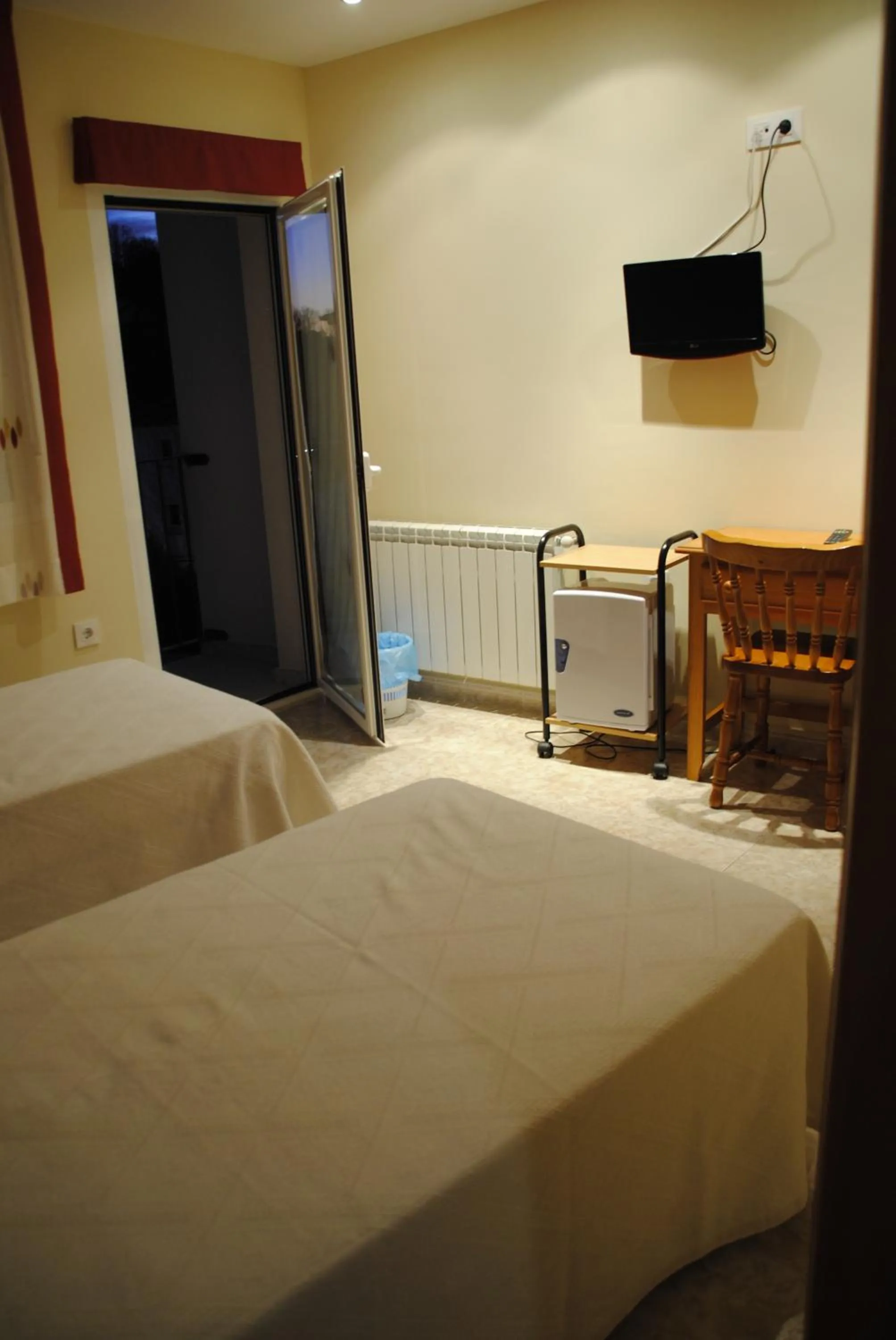 Photo of the whole room, Bed in Hotel Alegría