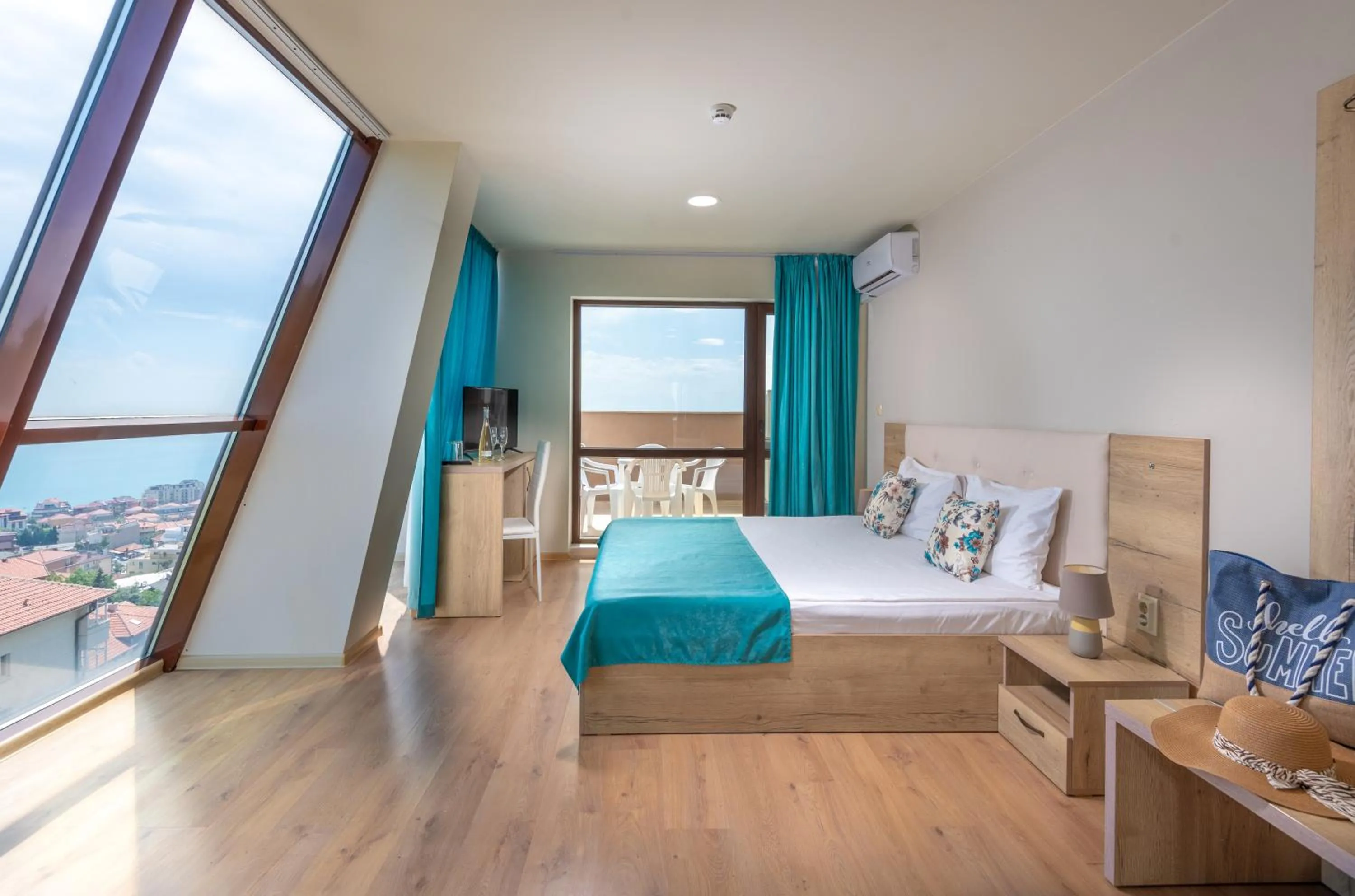 Bed in Sea View Hills