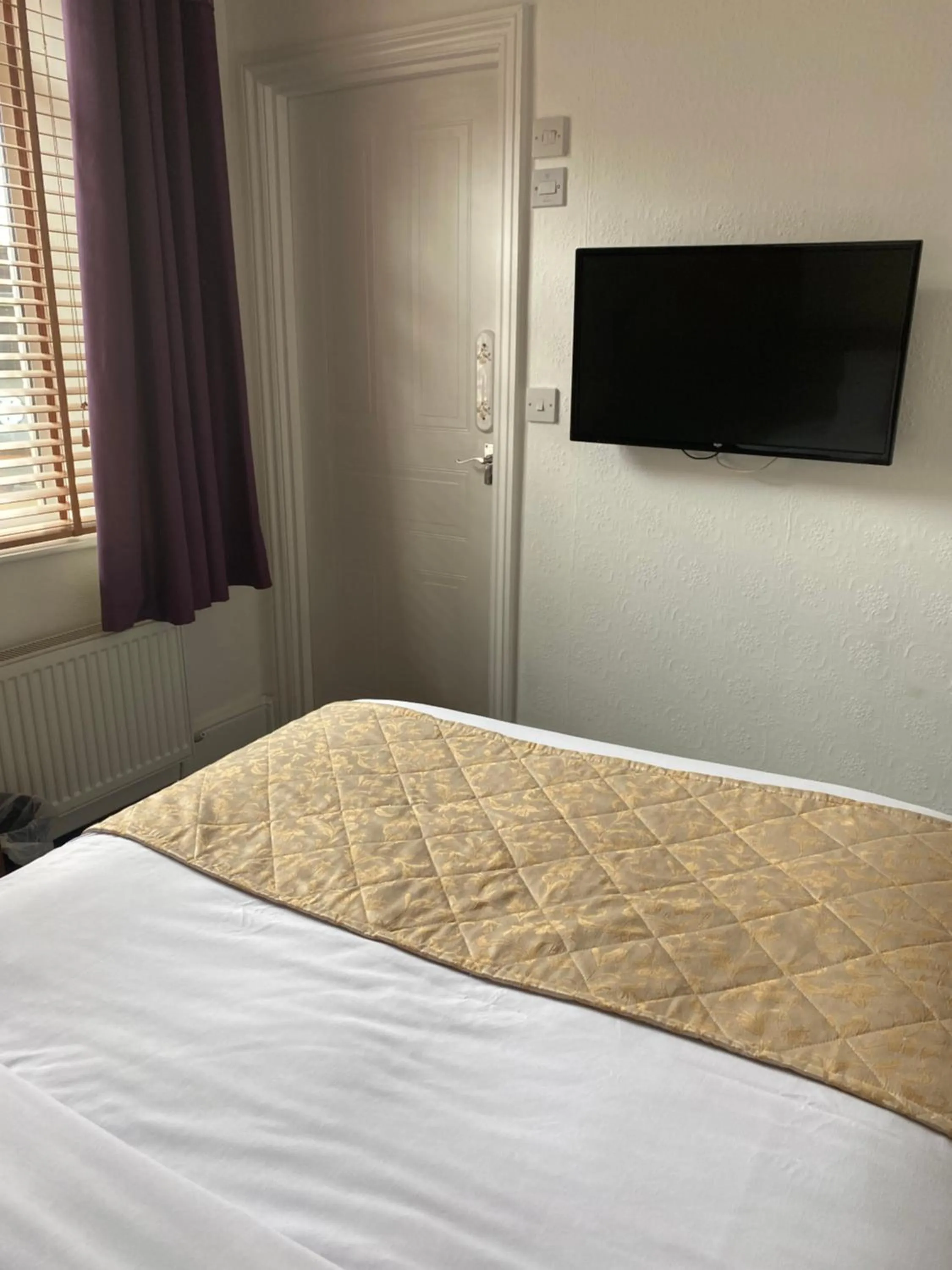 TV and multimedia, Bed in The Tudor Hotel