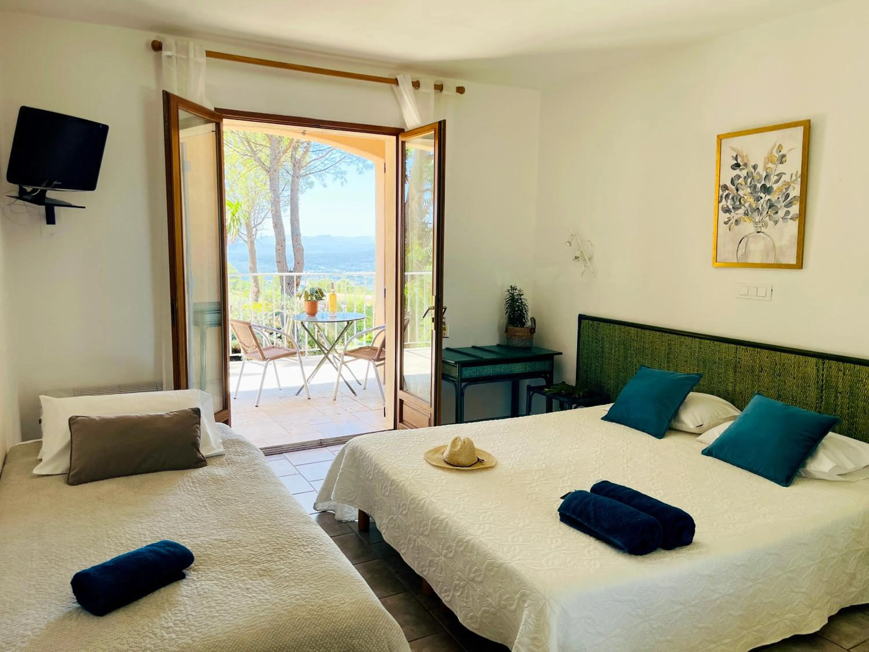 Photo of the whole room, Bed in Le Mas des Collines