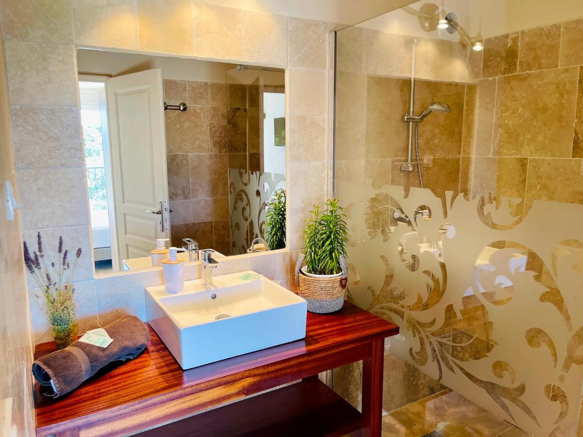 Shower in Le Mas des Collines