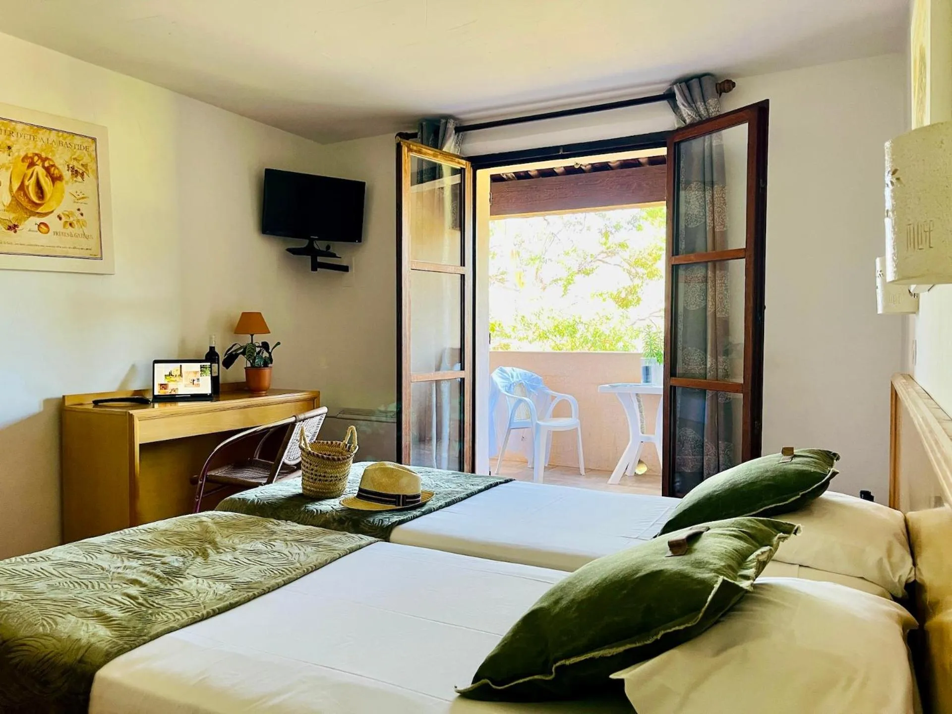 Photo of the whole room, Bed in Le Mas des Collines