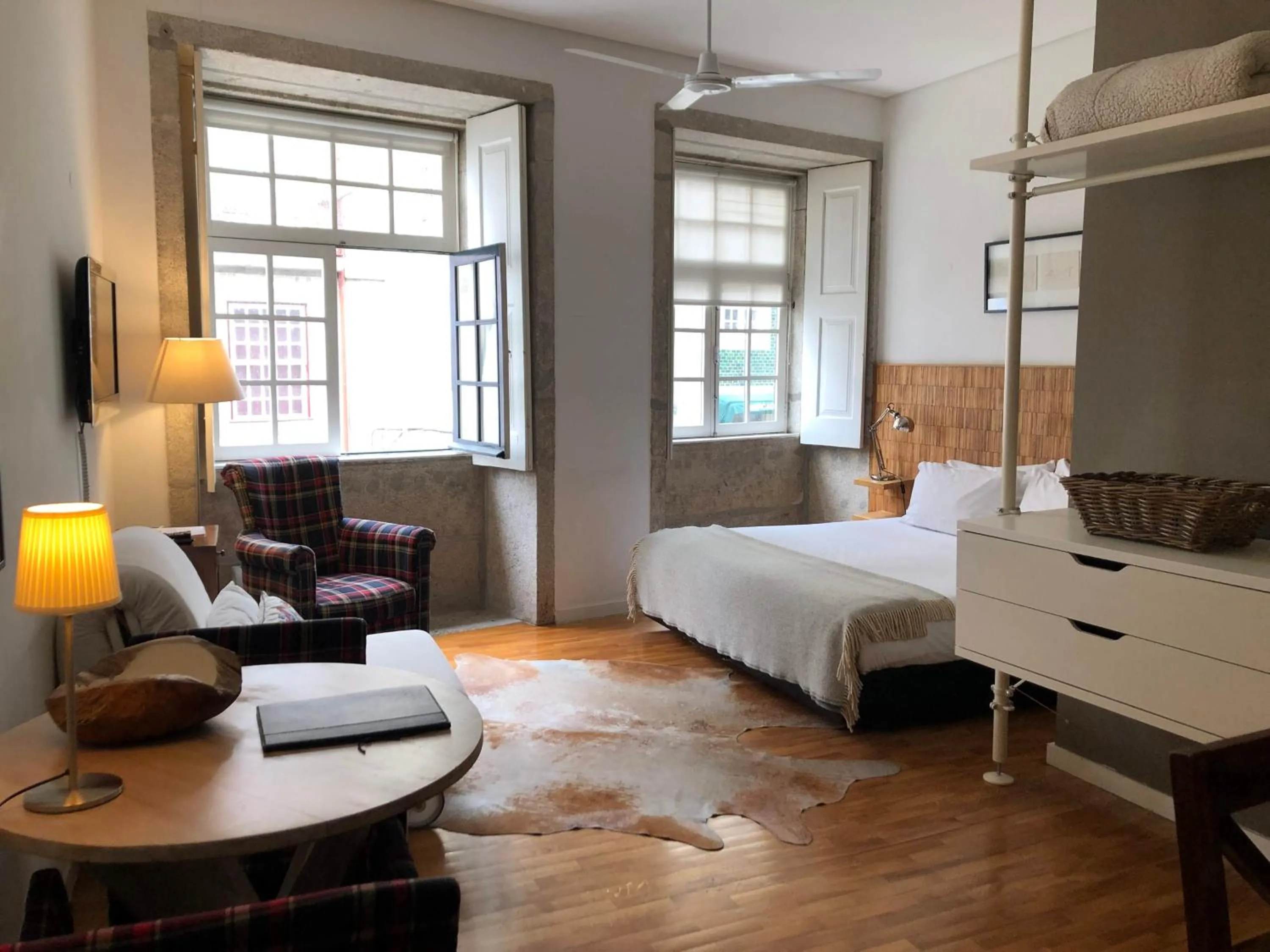 Photo of the whole room, Bed in PortoSense Ribeira