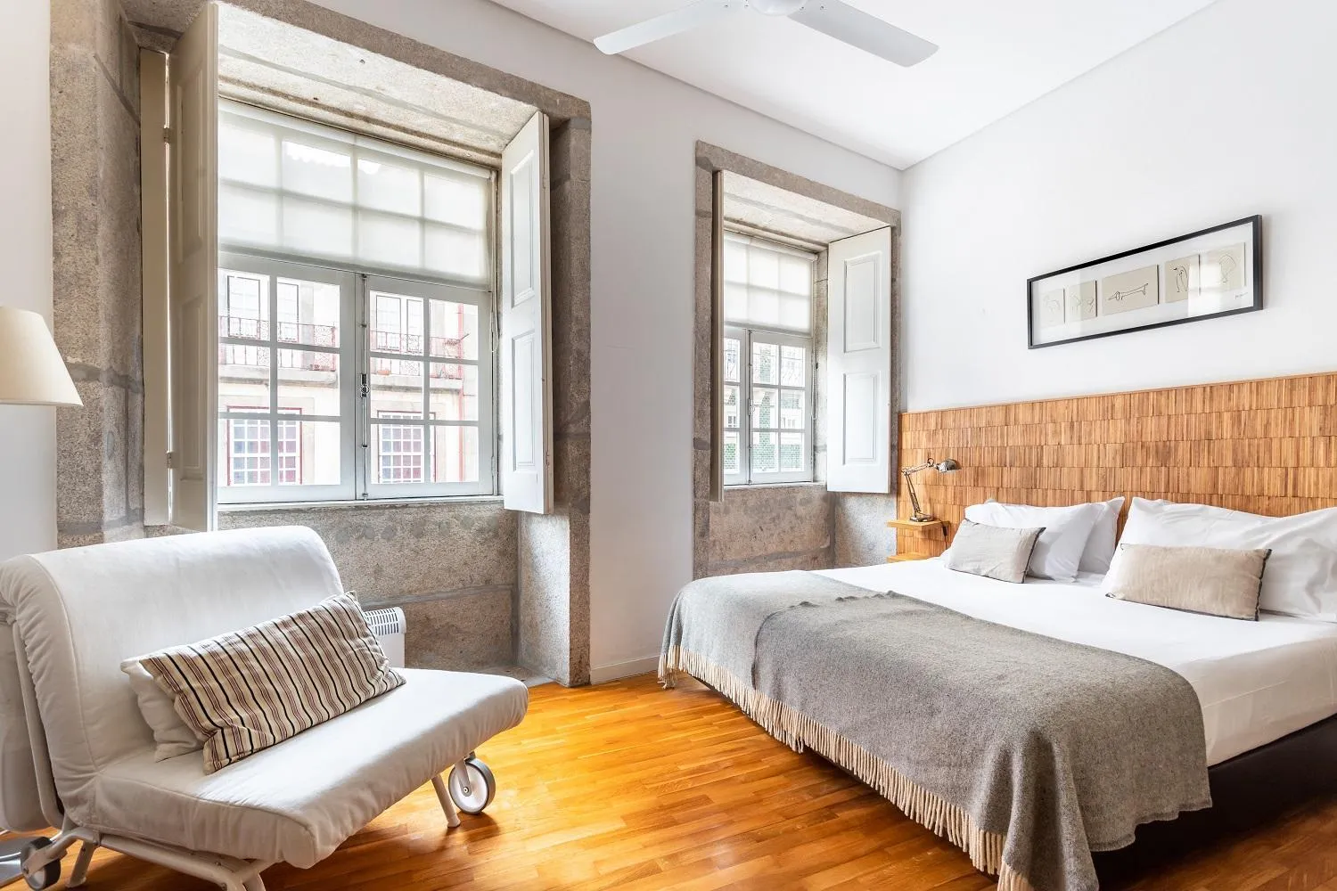 Photo of the whole room, Bed in PortoSense Ribeira