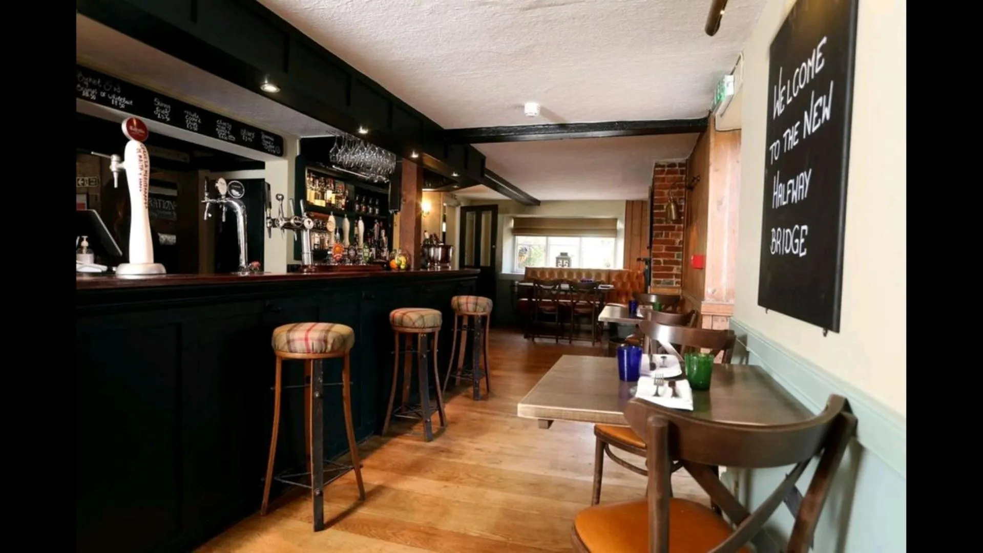 Lounge or bar in Halfway Bridge