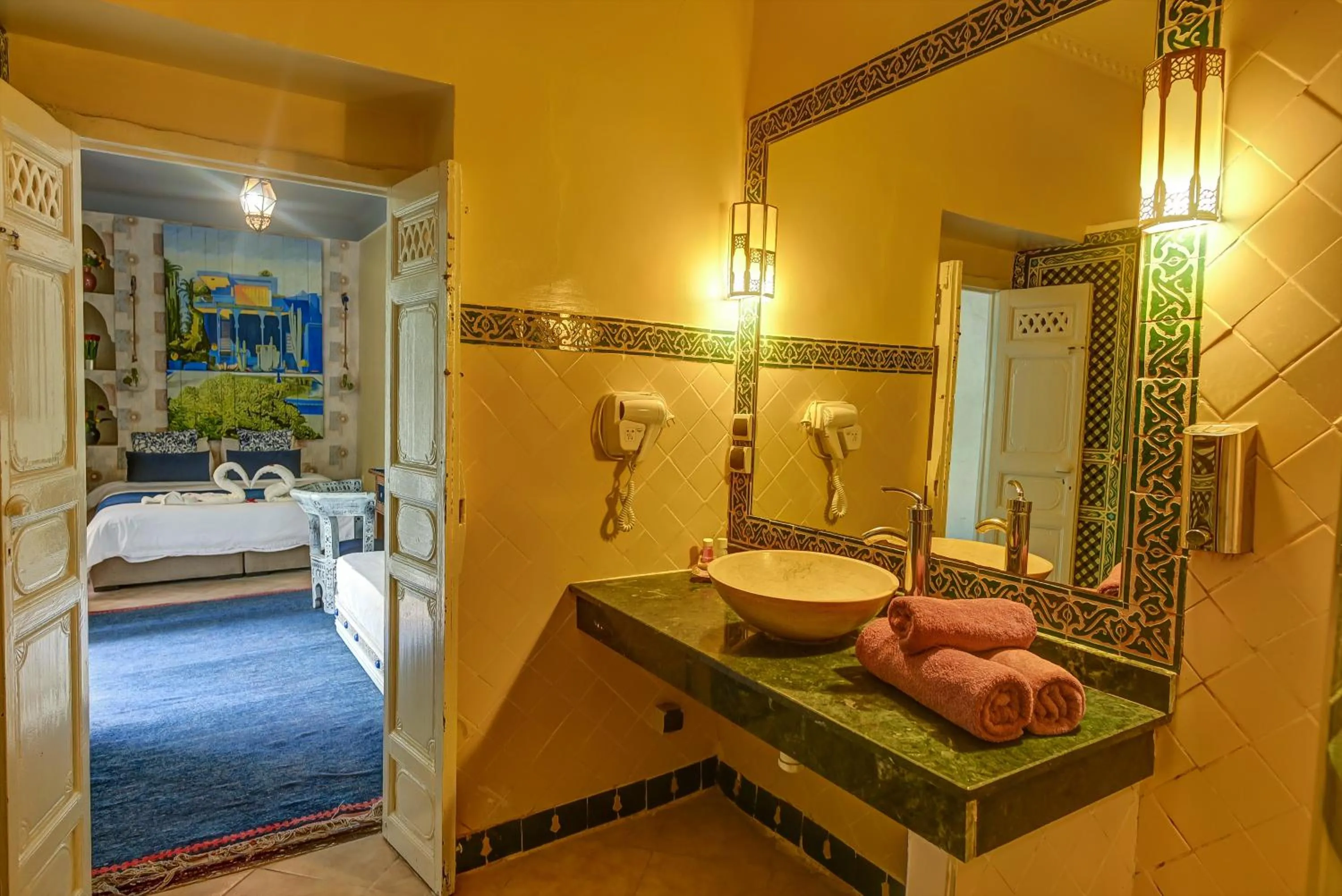 Bathroom, Bed in Riad Les Oliviers & Spa