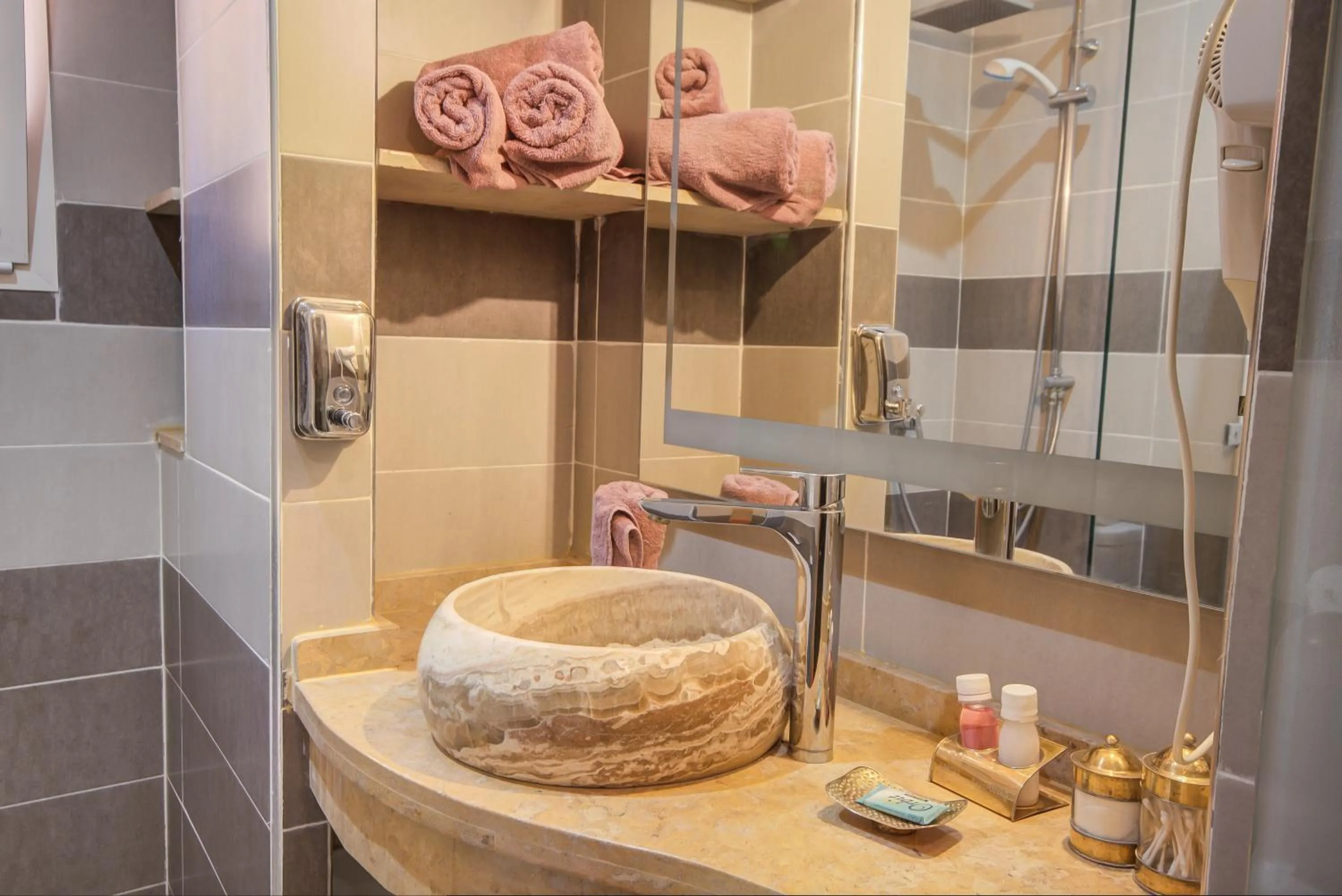 Bathroom in Riad Les Oliviers & Spa