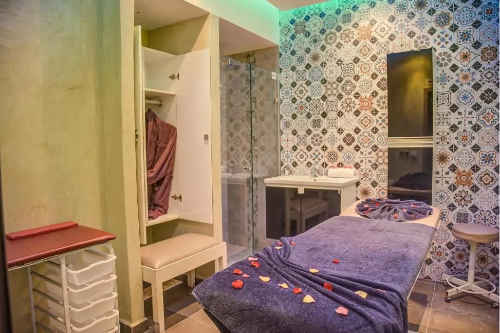 Bed in Riad Les Oliviers & Spa