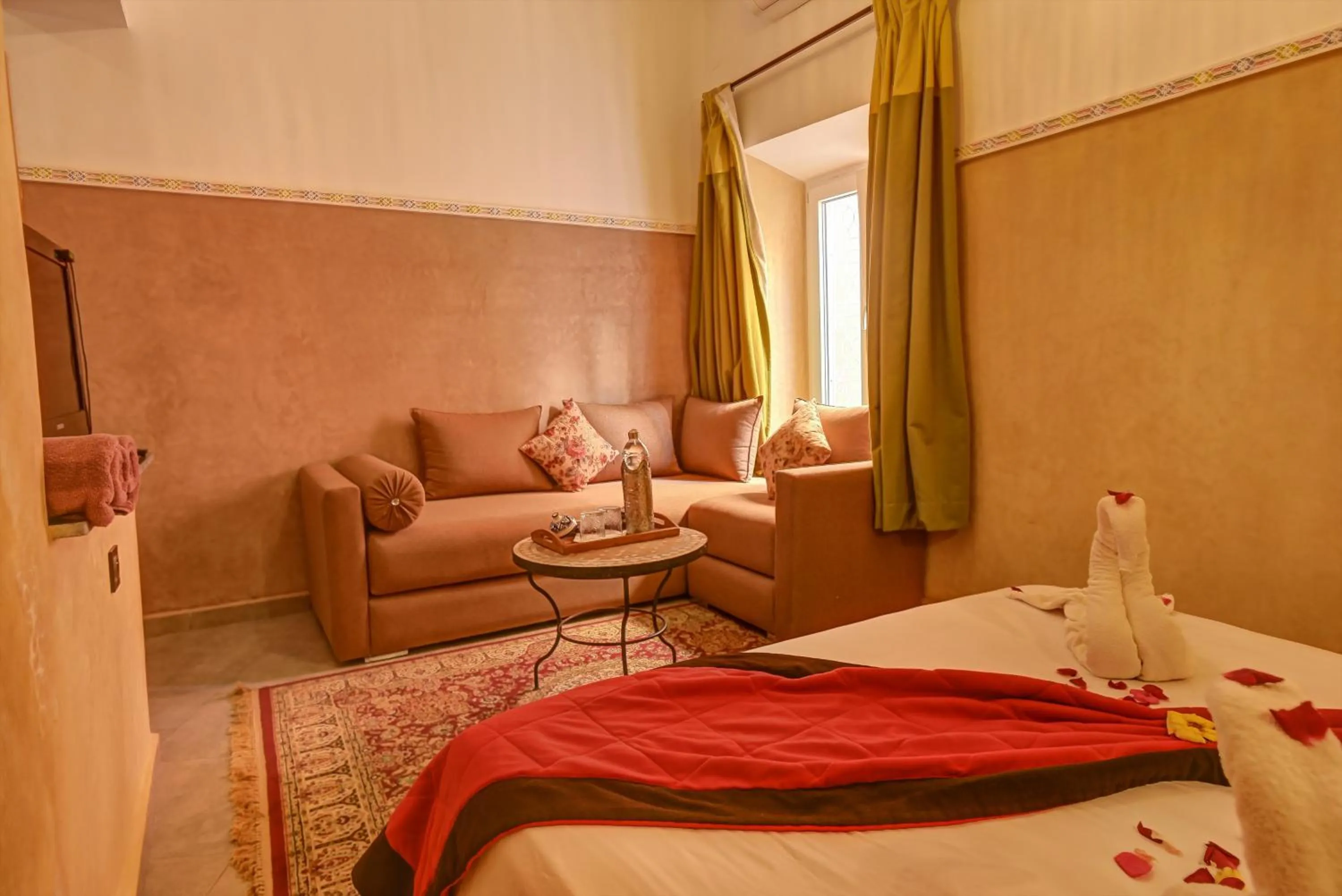 Living room, Bed in Riad Les Oliviers & Spa