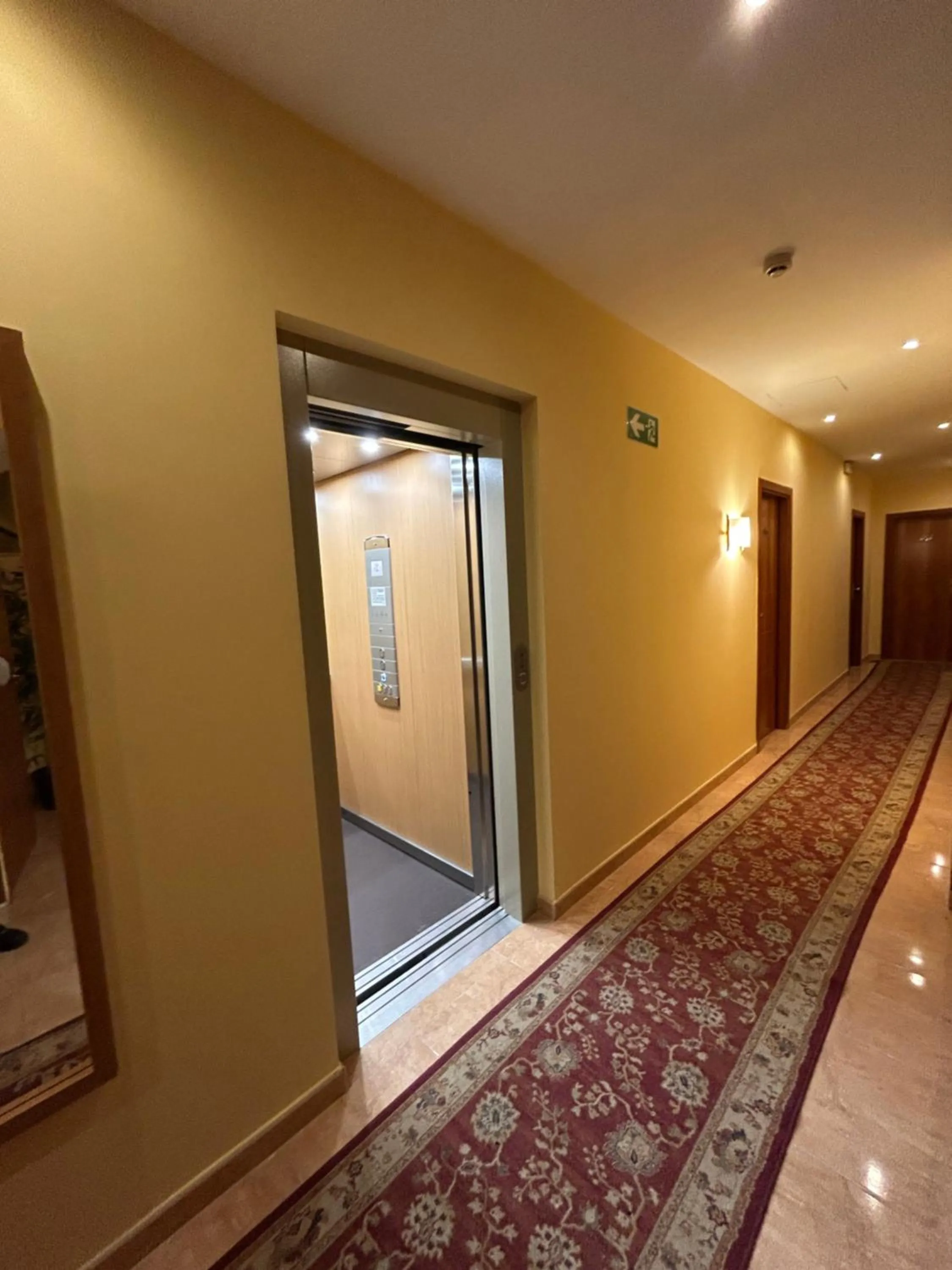 elevator in Hostal Aeropuerto