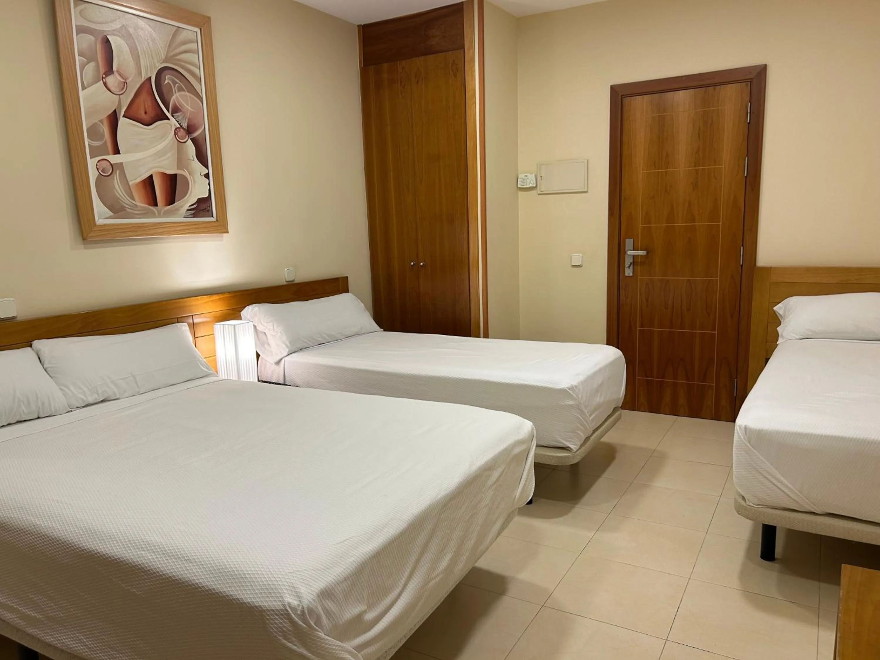 Bed in Hostal Aeropuerto