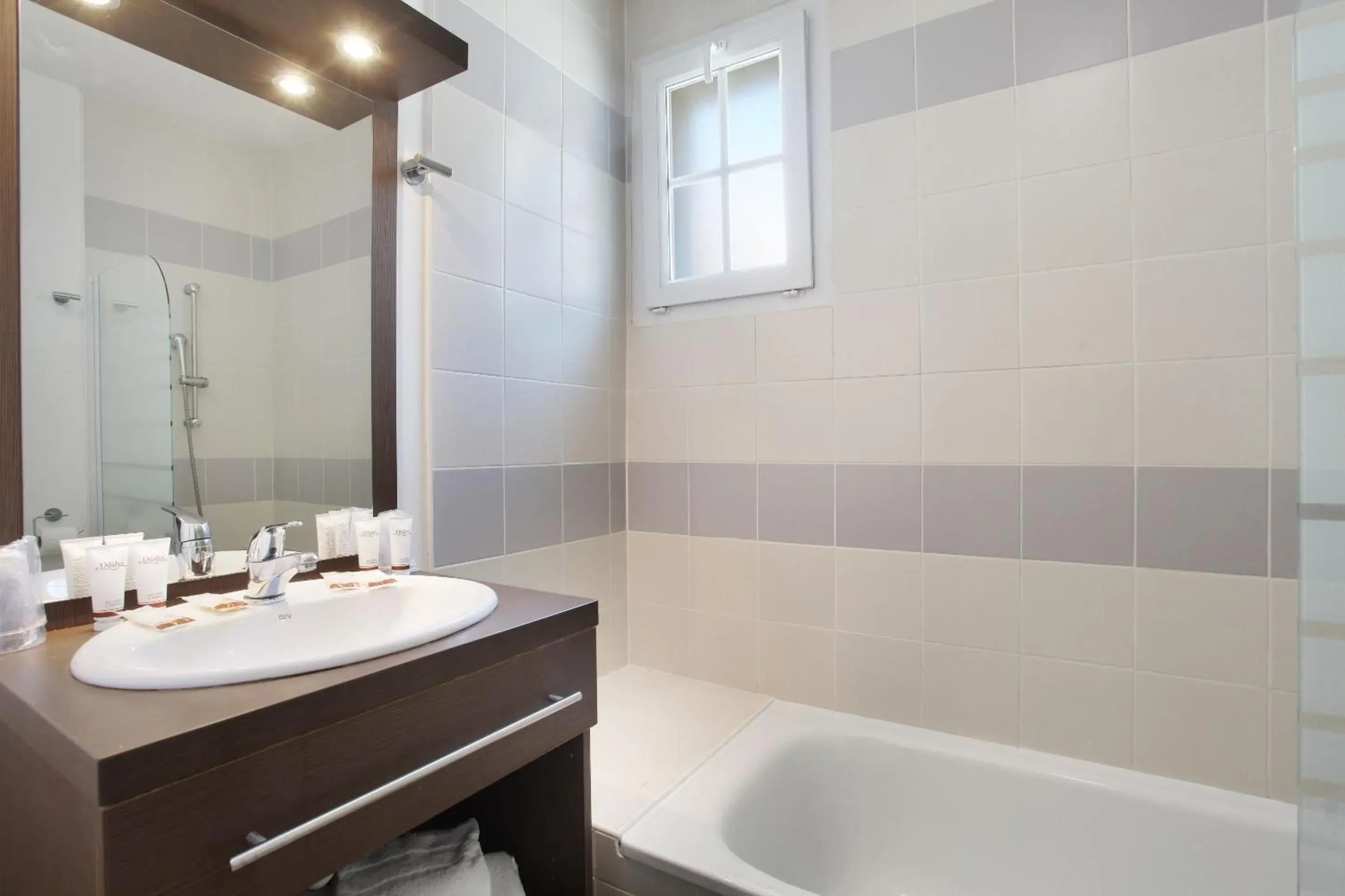 Bathroom in Terres de France - Résidence de la Cabre d'Or Bathroom in Terres de France - Résidence de la Cabre d'Or