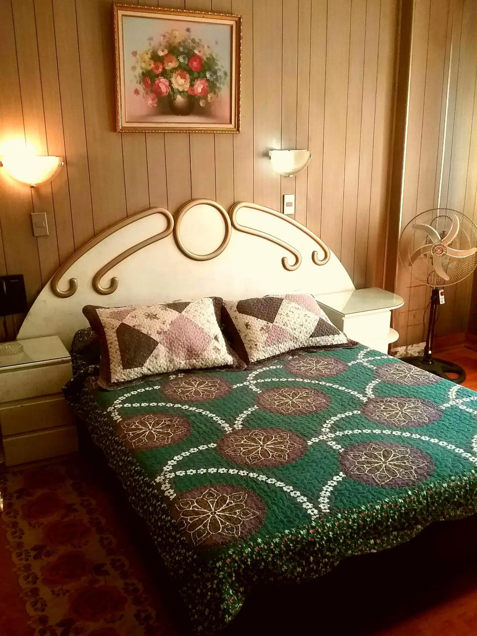 Deluxe Double Room with Shower in Hotel Di Maurier Deluxe Double Room with Shower in Hotel Di Maurier
