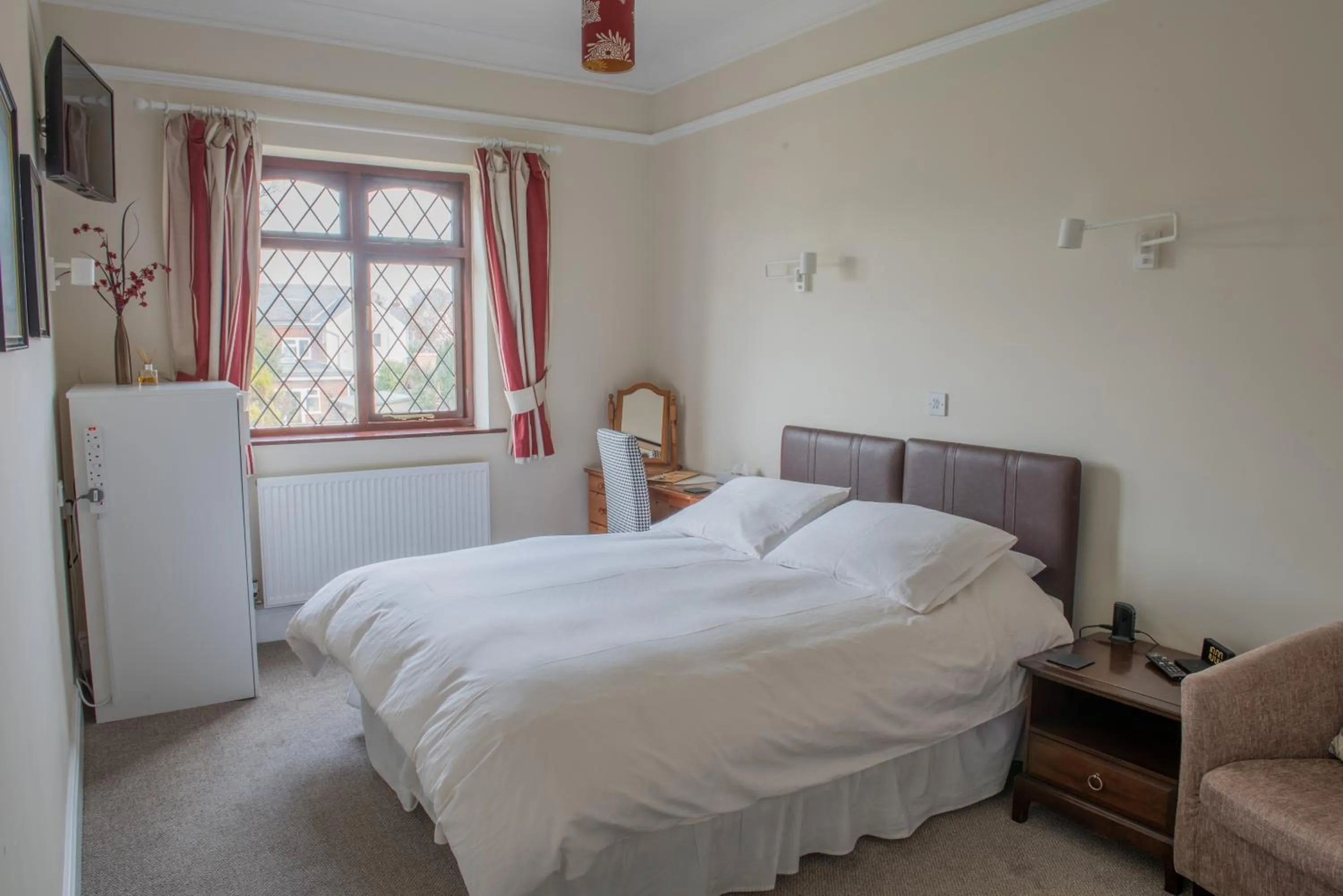 Bed in Toothbrush Rooms at Lattice Lodge - Guest Kitchen & EV Recharging