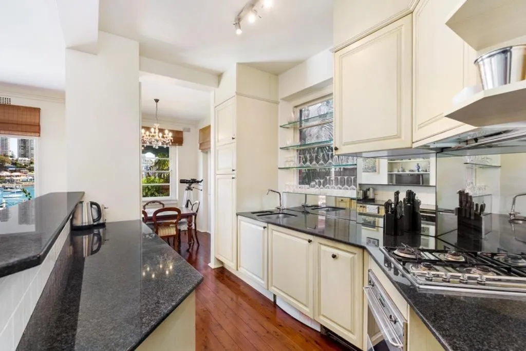 Double Bay Harbour-front apartment with stunning views