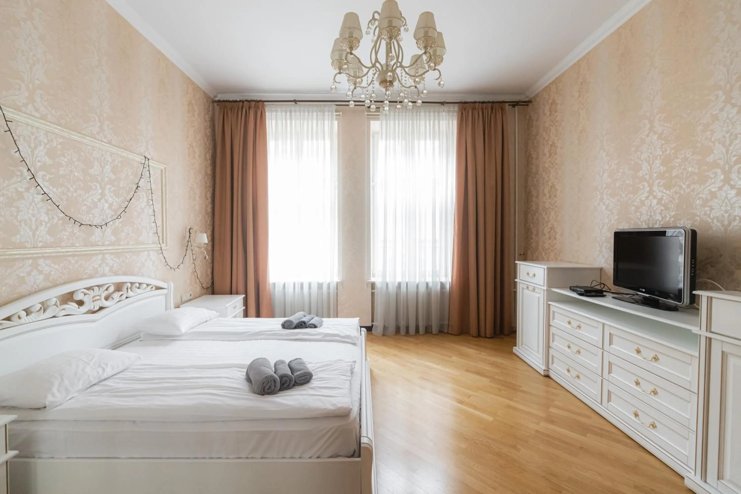 Bed in Apartments JustLvivIt at the Rynok Square