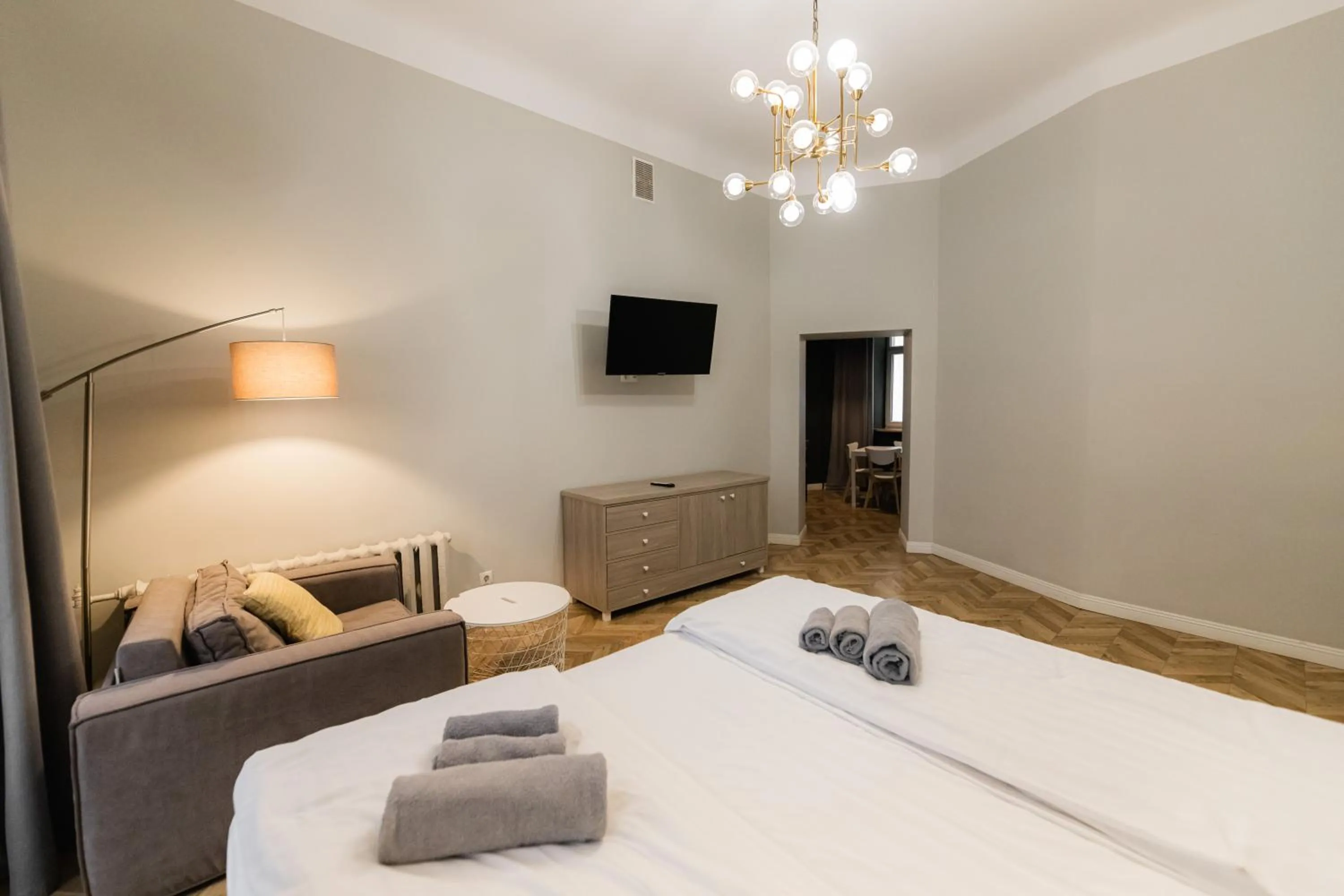 Bed in Apartments JustLvivIt at the Rynok Square