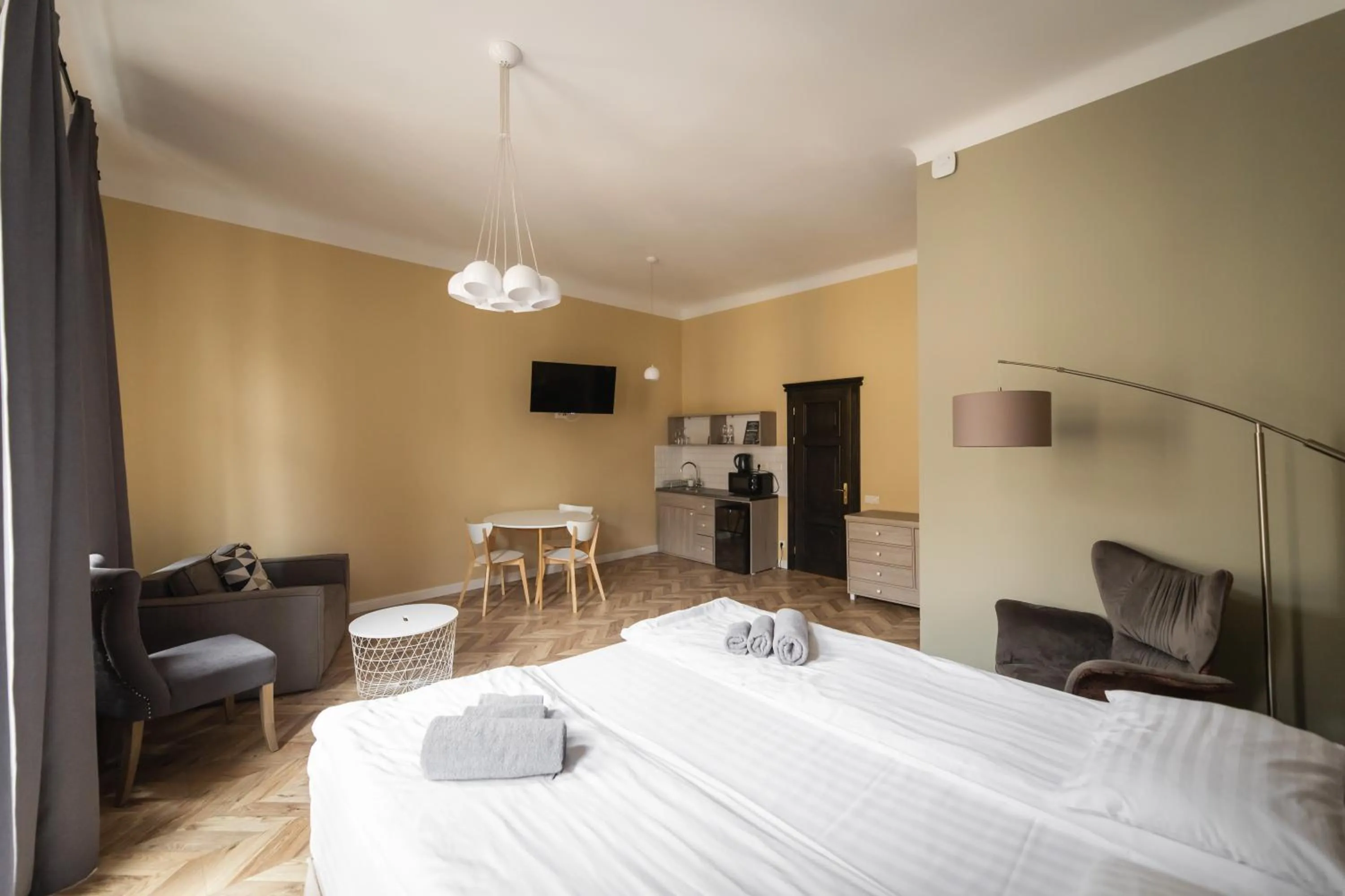 Bed in Apartments JustLvivIt at the Rynok Square