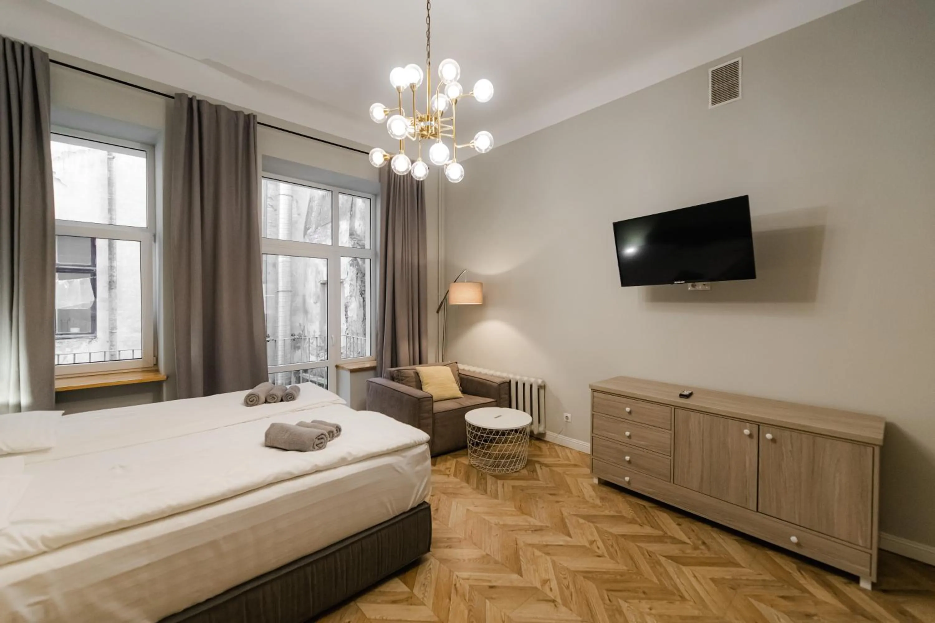 Bed in Apartments JustLvivIt at the Rynok Square