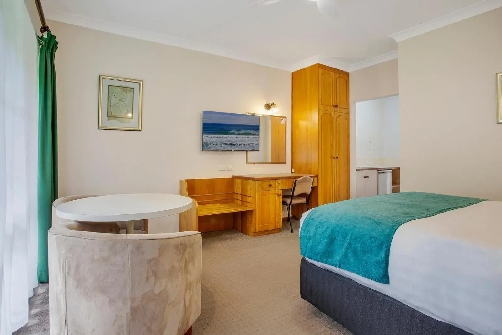 Deluxe Suite with Spa Bath in Manifold Motor Inn Deluxe Suite with Spa Bath in Manifold Motor Inn