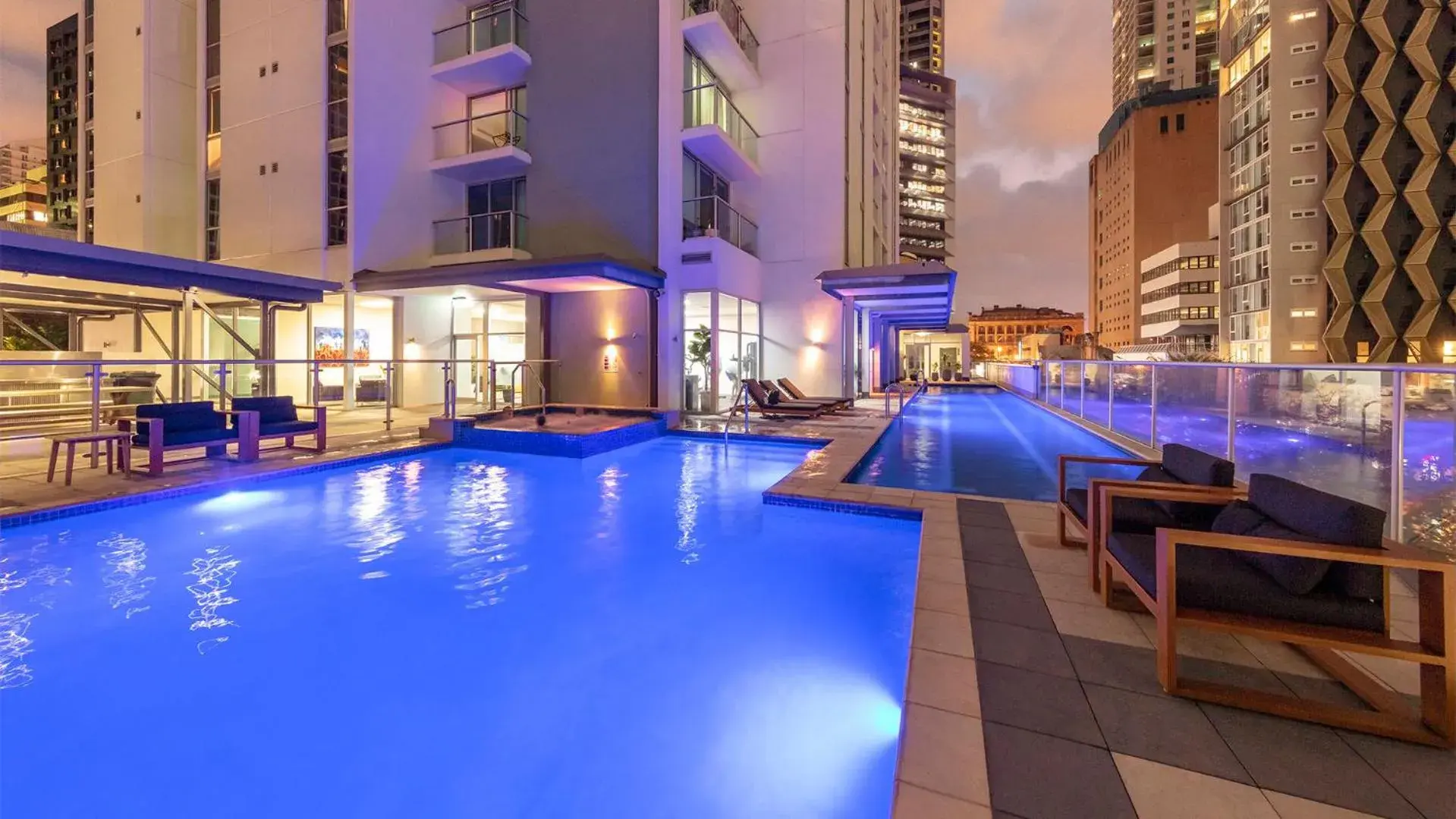 Swimming pool in Oaks Brisbane Festival Suites Swimming pool in Oaks Brisbane Festival Suites