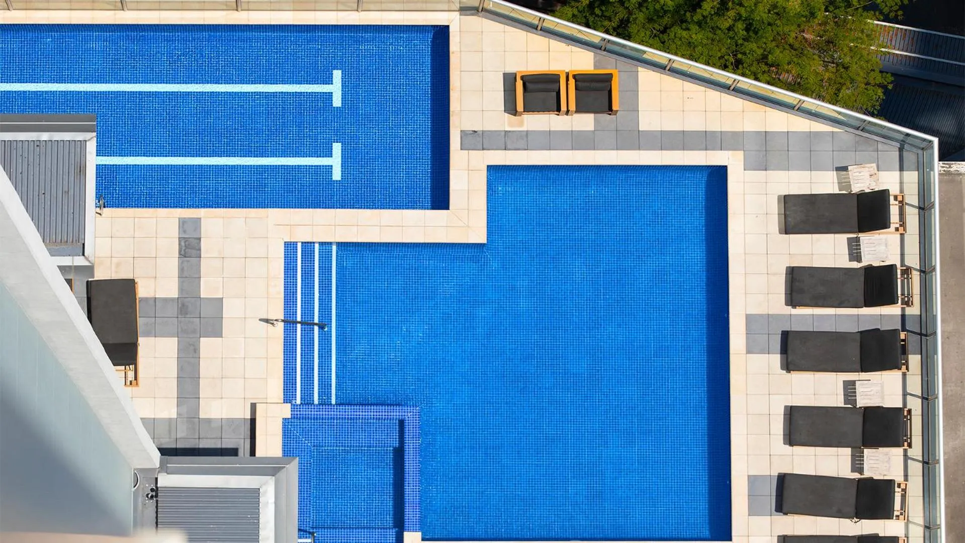 Swimming pool in Oaks Brisbane Festival Suites