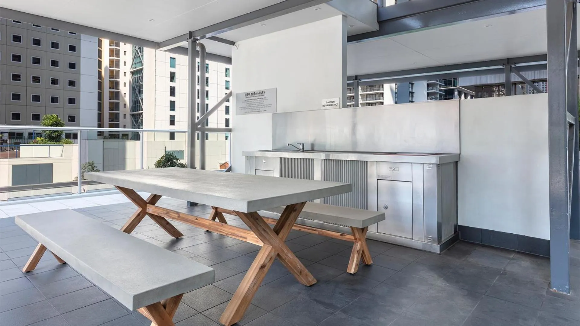 BBQ facilities in Oaks Brisbane Festival Suites