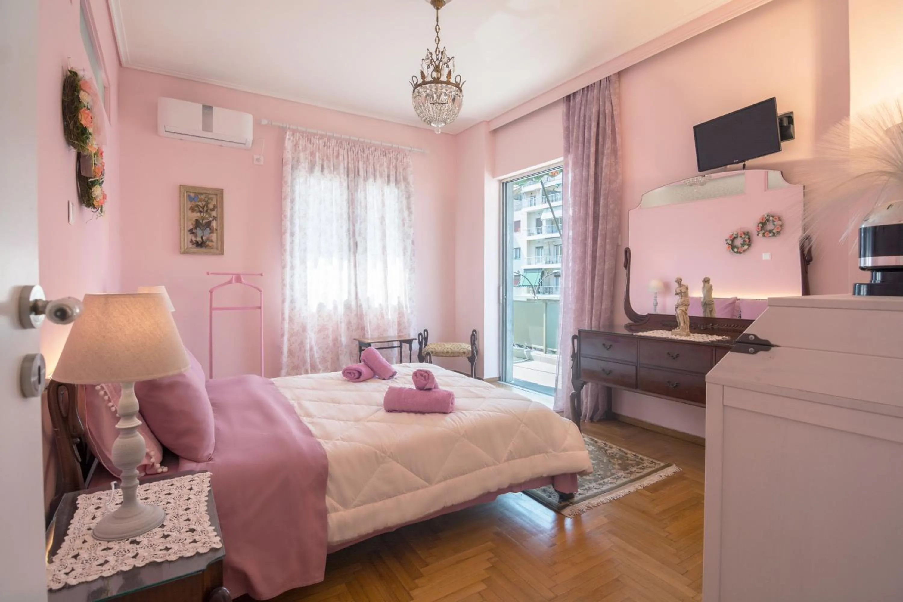 Bed in Lovely Apartment in Athens