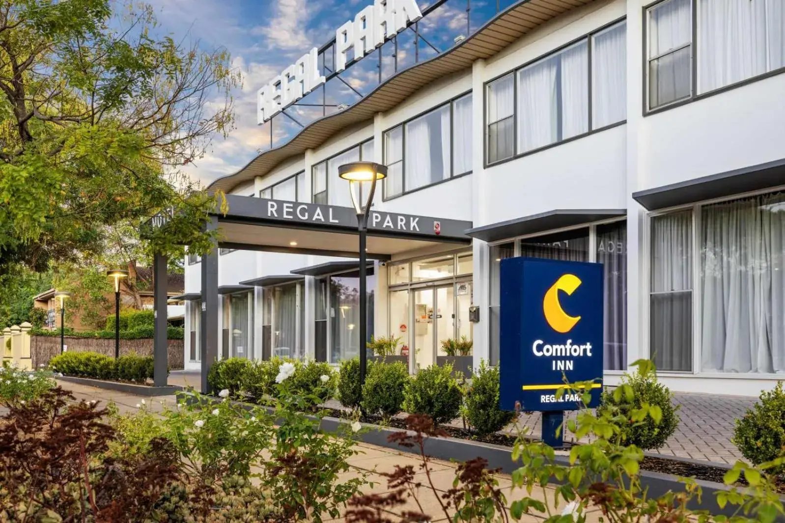 Property building in Comfort Inn Regal Park Property building in Comfort Inn Regal Park