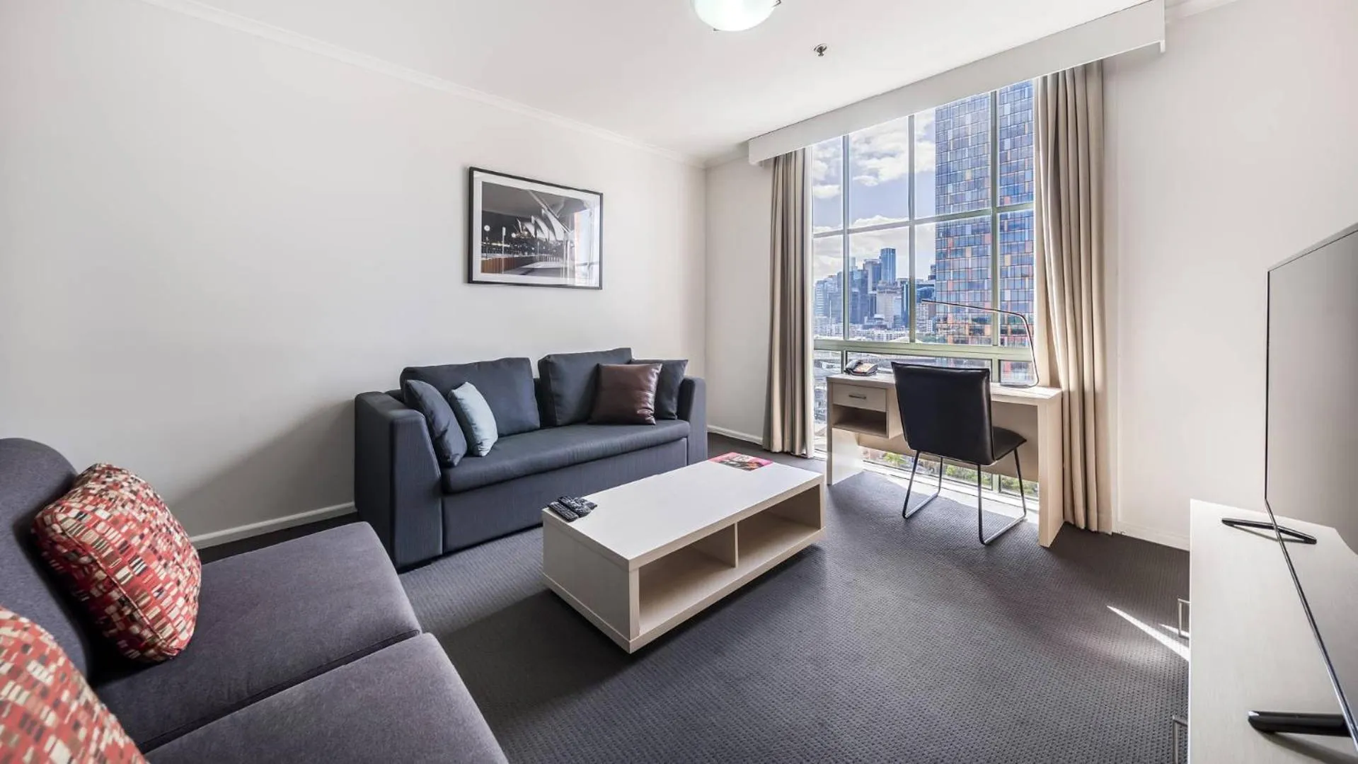 TV and multimedia in Oaks Sydney Goldsbrough Suites