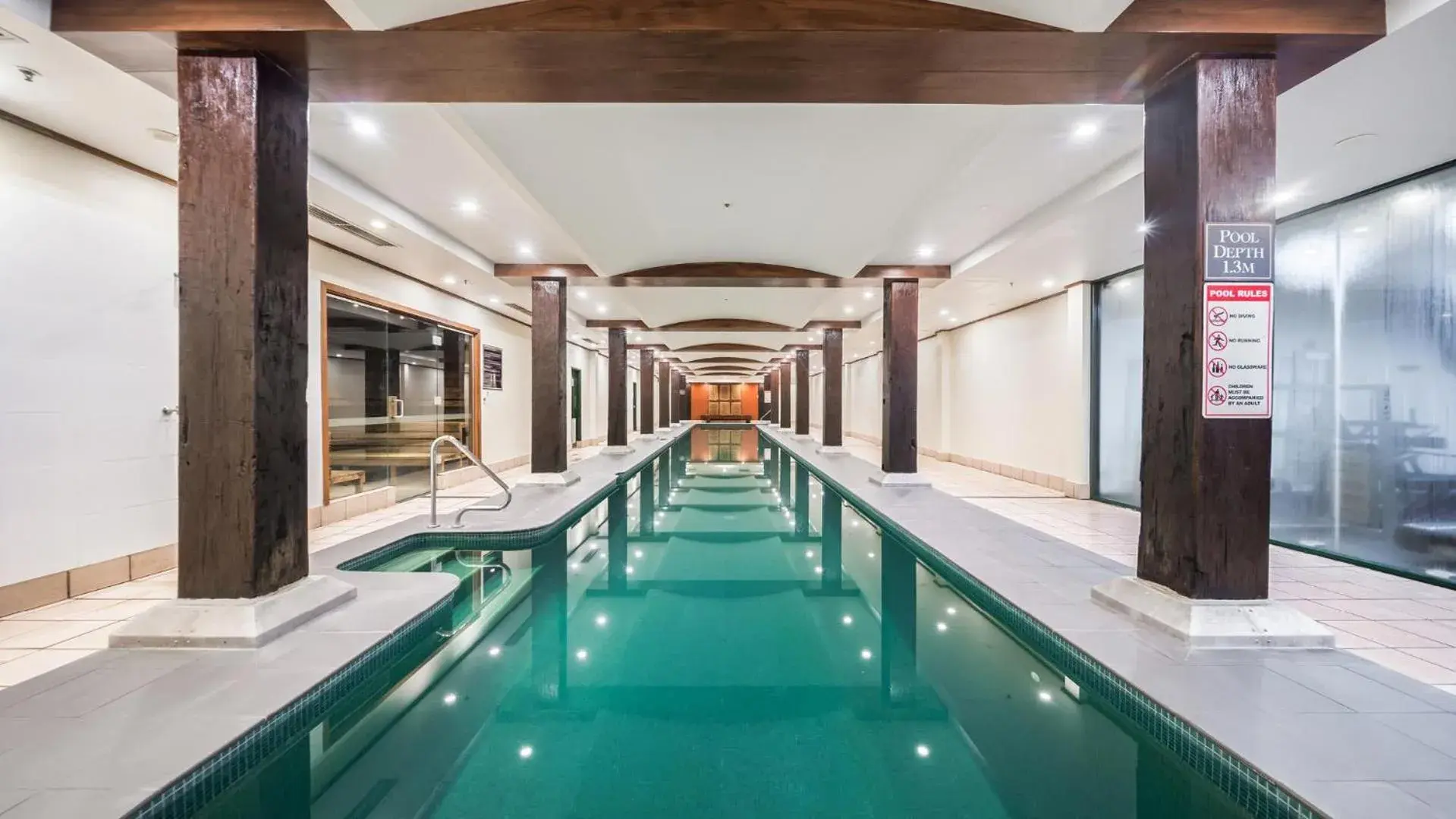 Swimming pool in Oaks Sydney Goldsbrough Suites Swimming pool in Oaks Sydney Goldsbrough Suites