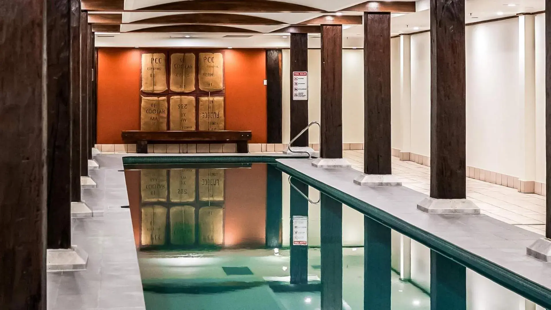 Swimming pool in Oaks Sydney Goldsbrough Suites Swimming pool in Oaks Sydney Goldsbrough Suites