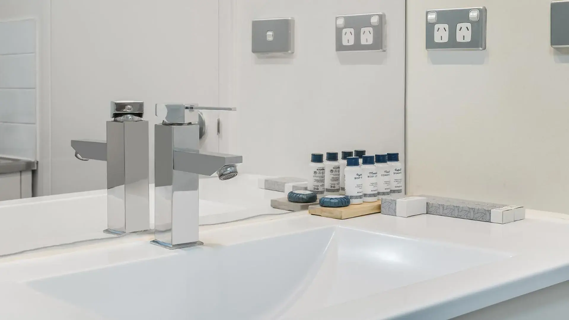 Bathroom in Oaks Sydney Goldsbrough Suites Bathroom in Oaks Sydney Goldsbrough Suites