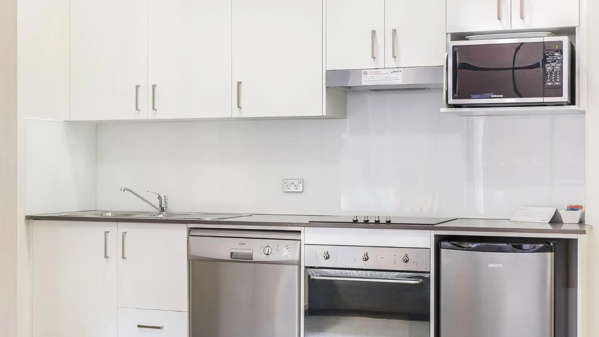 Kitchen or kitchenette in Oaks Sydney Goldsbrough Suites Kitchen or kitchenette in Oaks Sydney Goldsbrough Suites