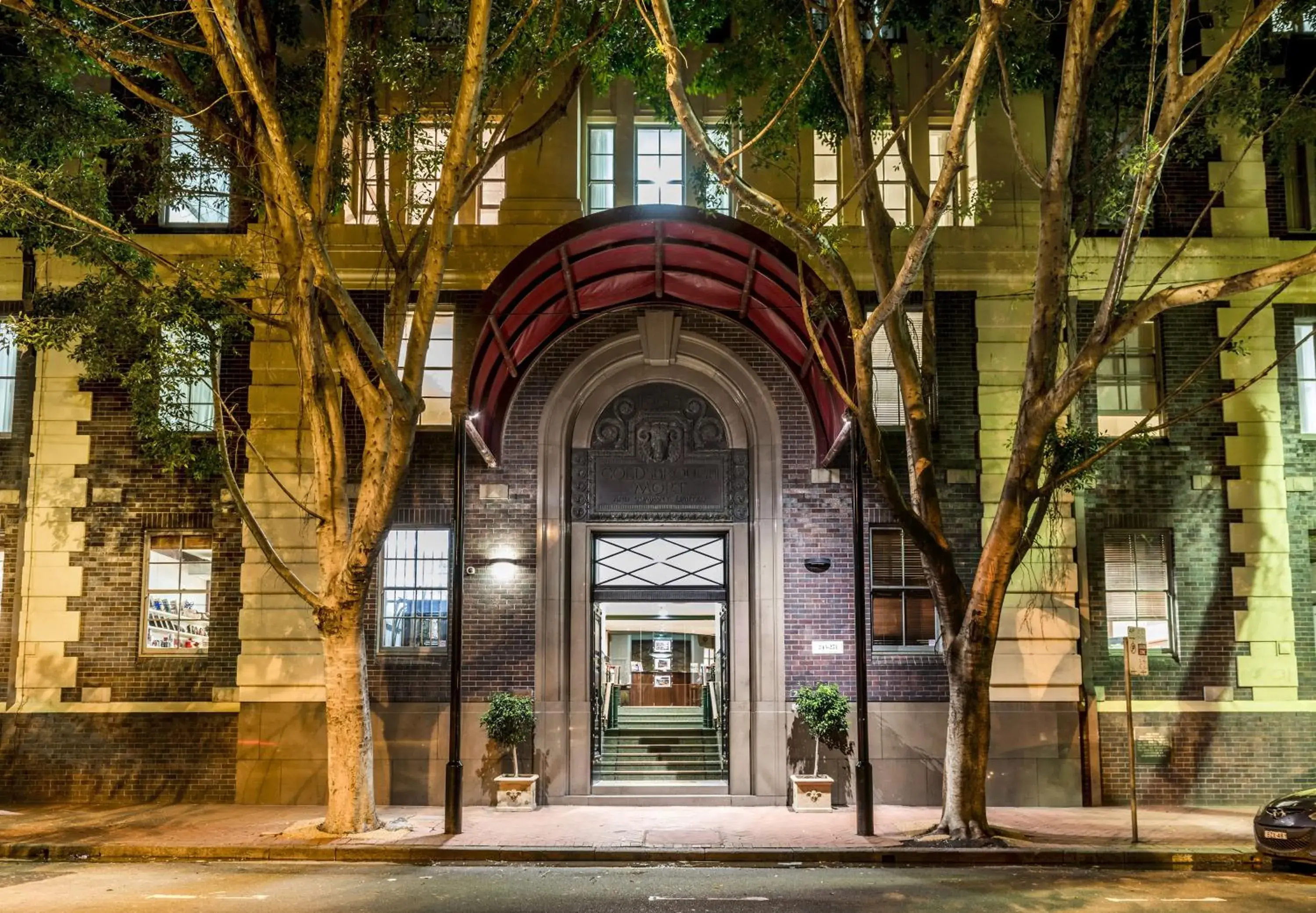 Property building in Oaks Sydney Goldsbrough Suites Property building in Oaks Sydney Goldsbrough Suites