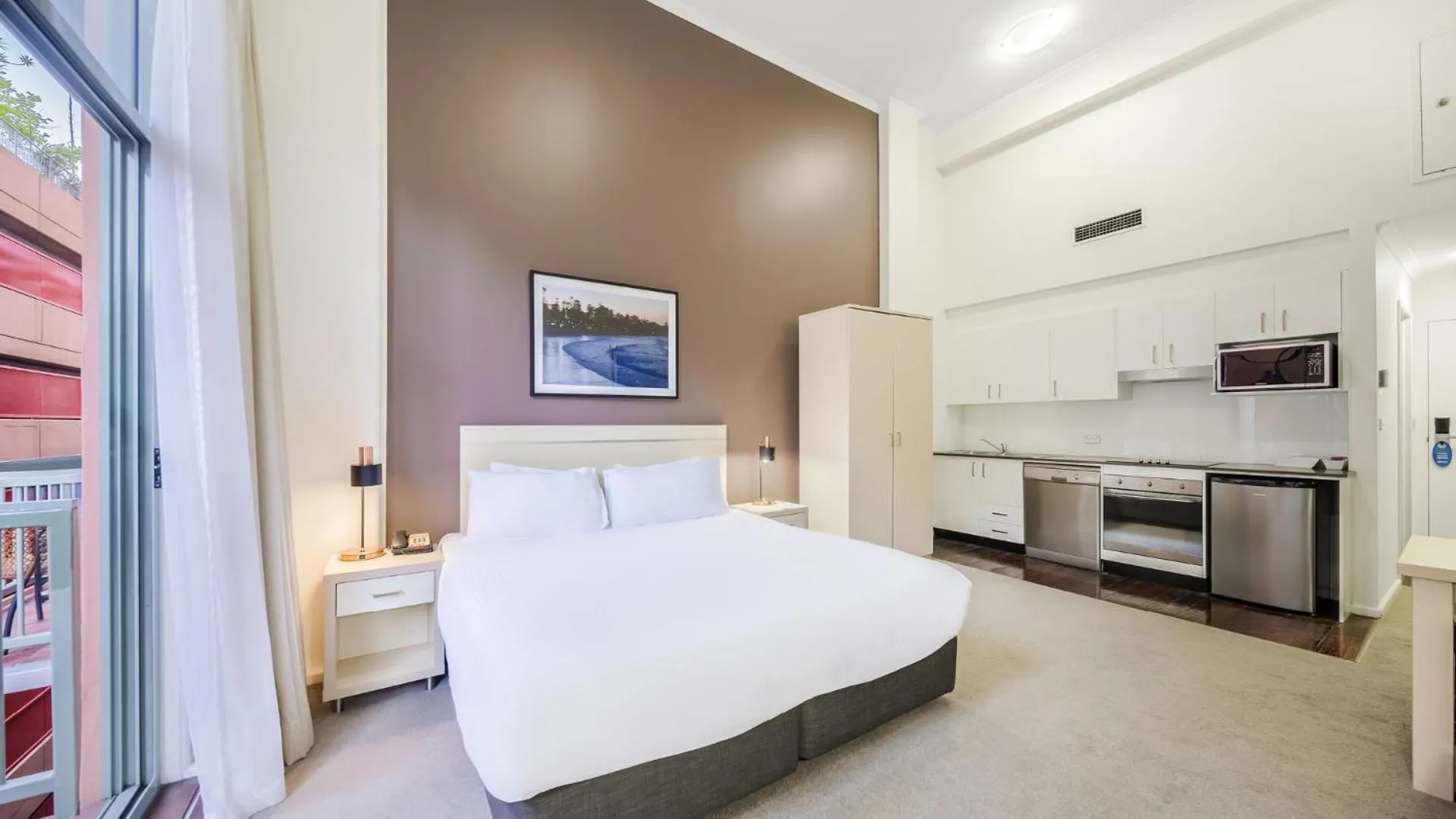 Photo of the whole room, Bed in Oaks Sydney Goldsbrough Suites