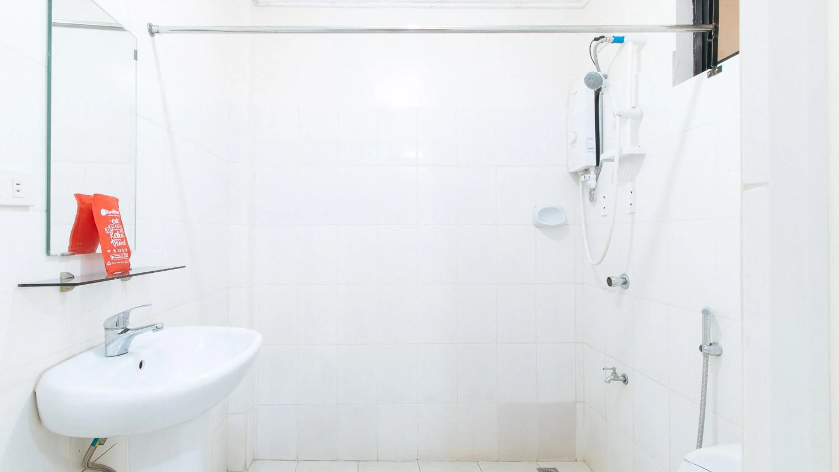 Bathroom in RedDoorz near Pasay Taft
