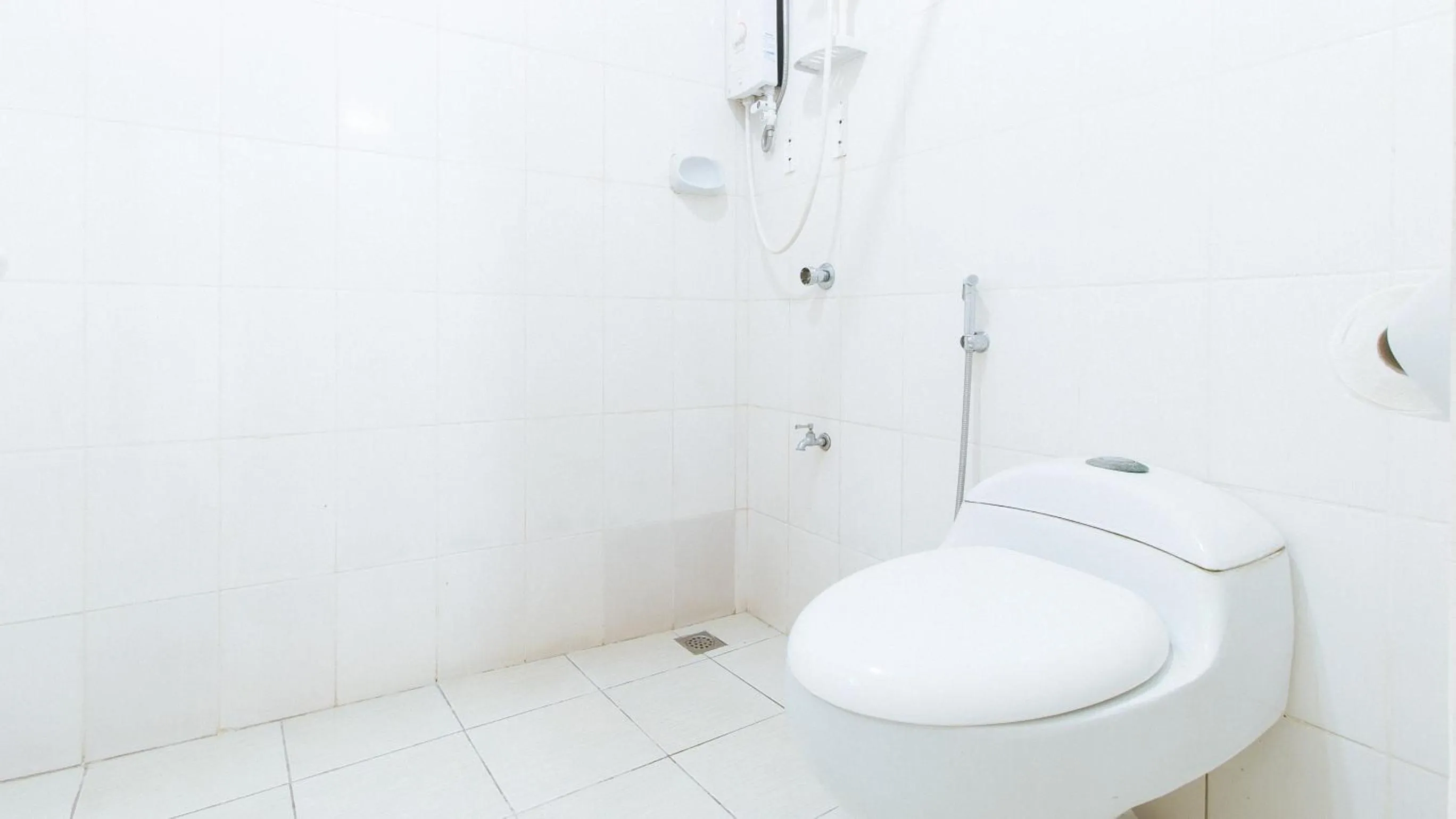 Bathroom in RedDoorz near Pasay Taft