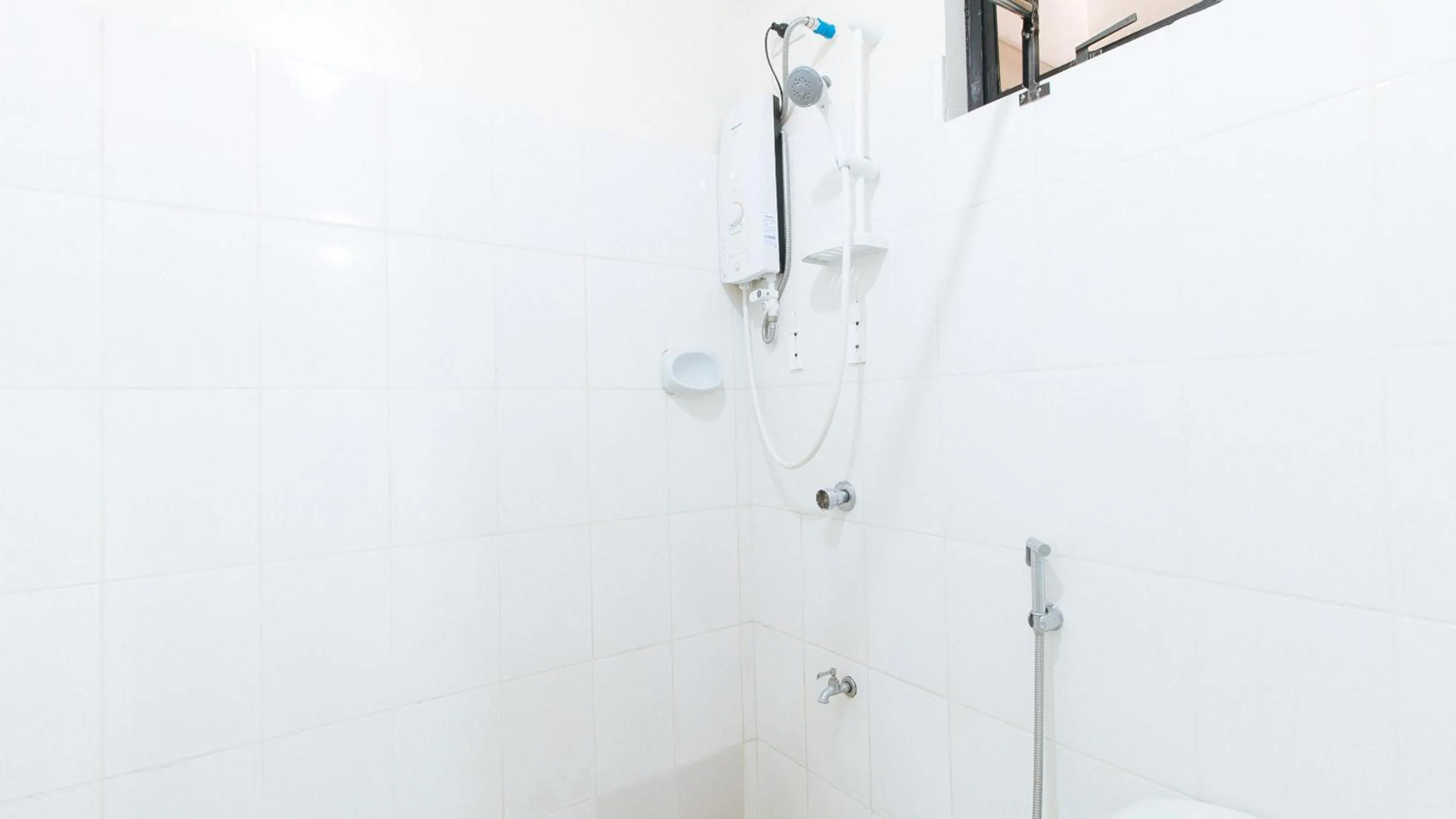 Bathroom in RedDoorz near Pasay Taft