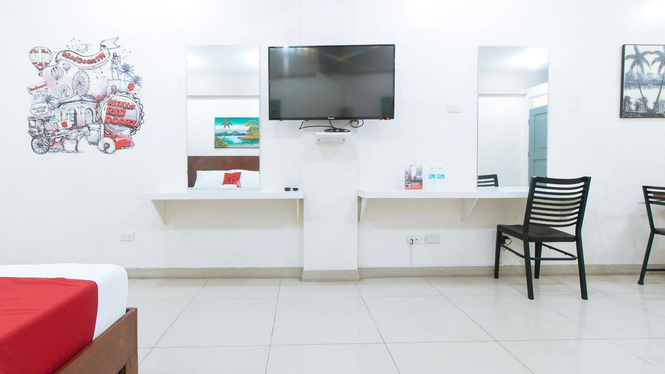 TV and multimedia in RedDoorz near Pasay Taft