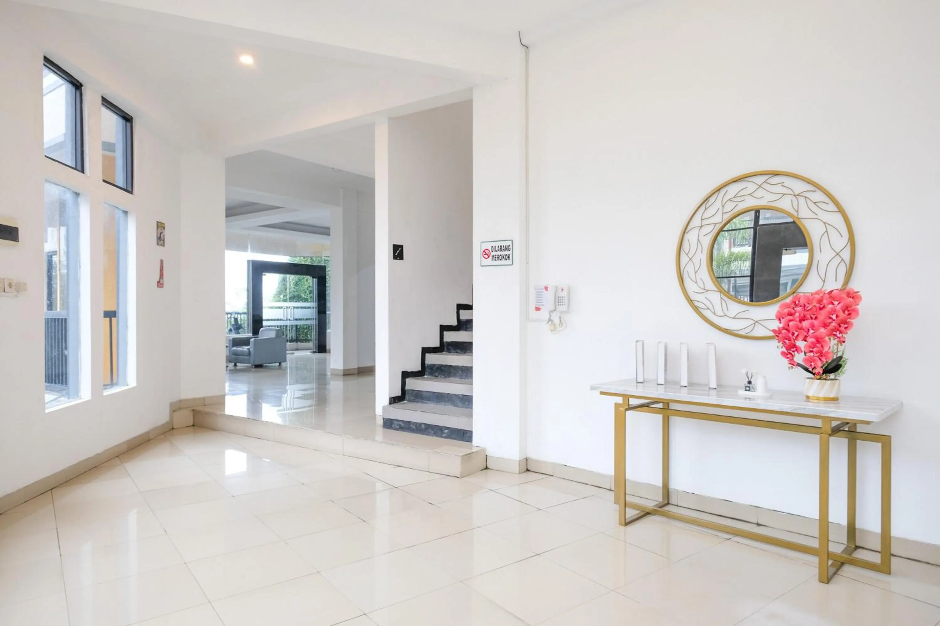 Property building in RedDoorz near Taman Rekreasi Selecta