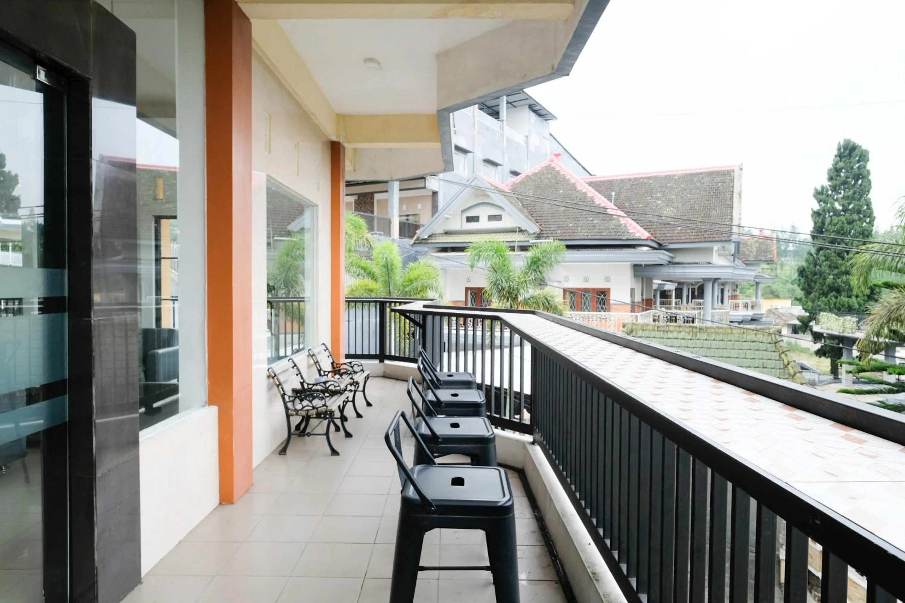 Seating area in RedDoorz near Taman Rekreasi Selecta