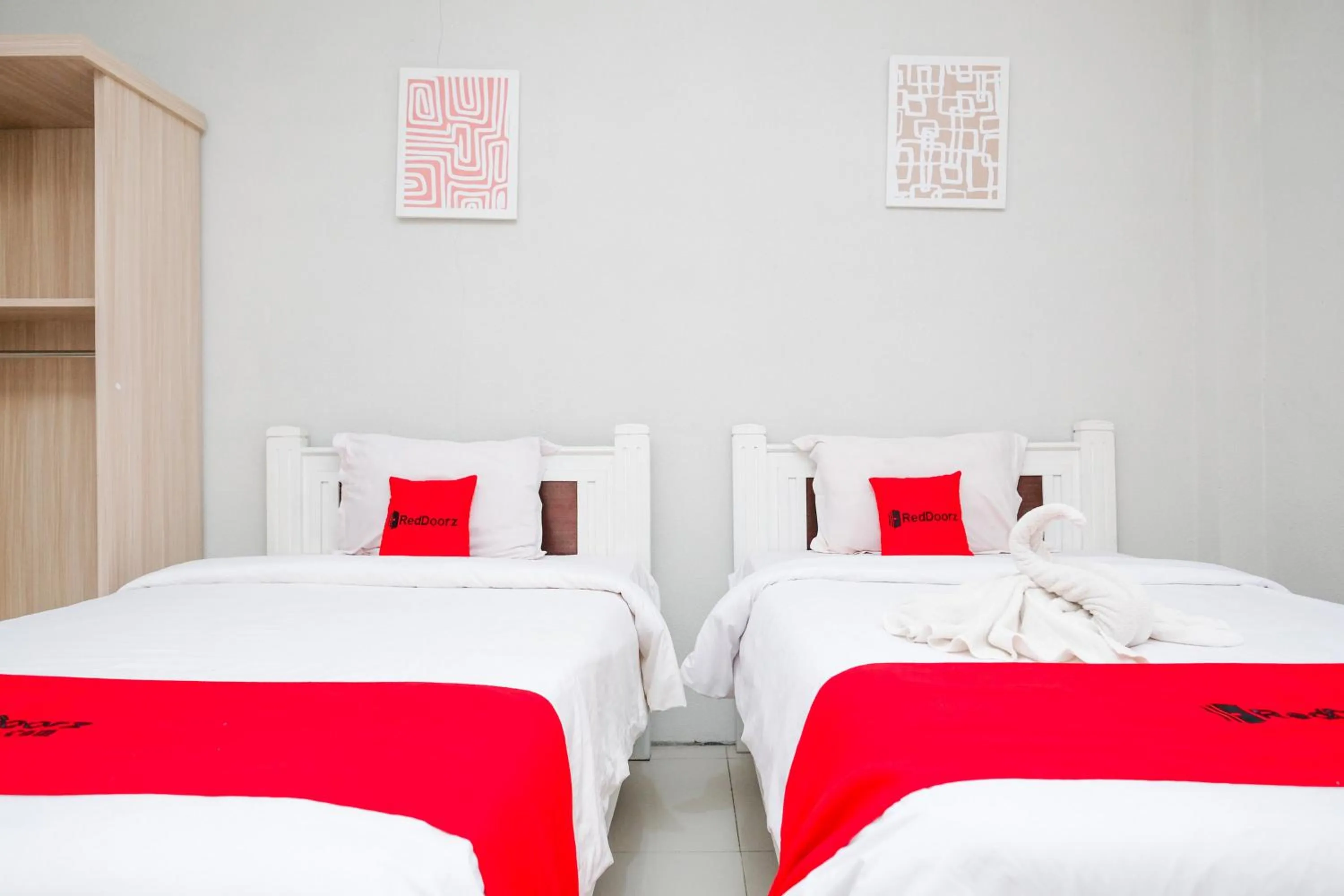 Bedroom, Bed in RedDoorz near Taman Rekreasi Selecta