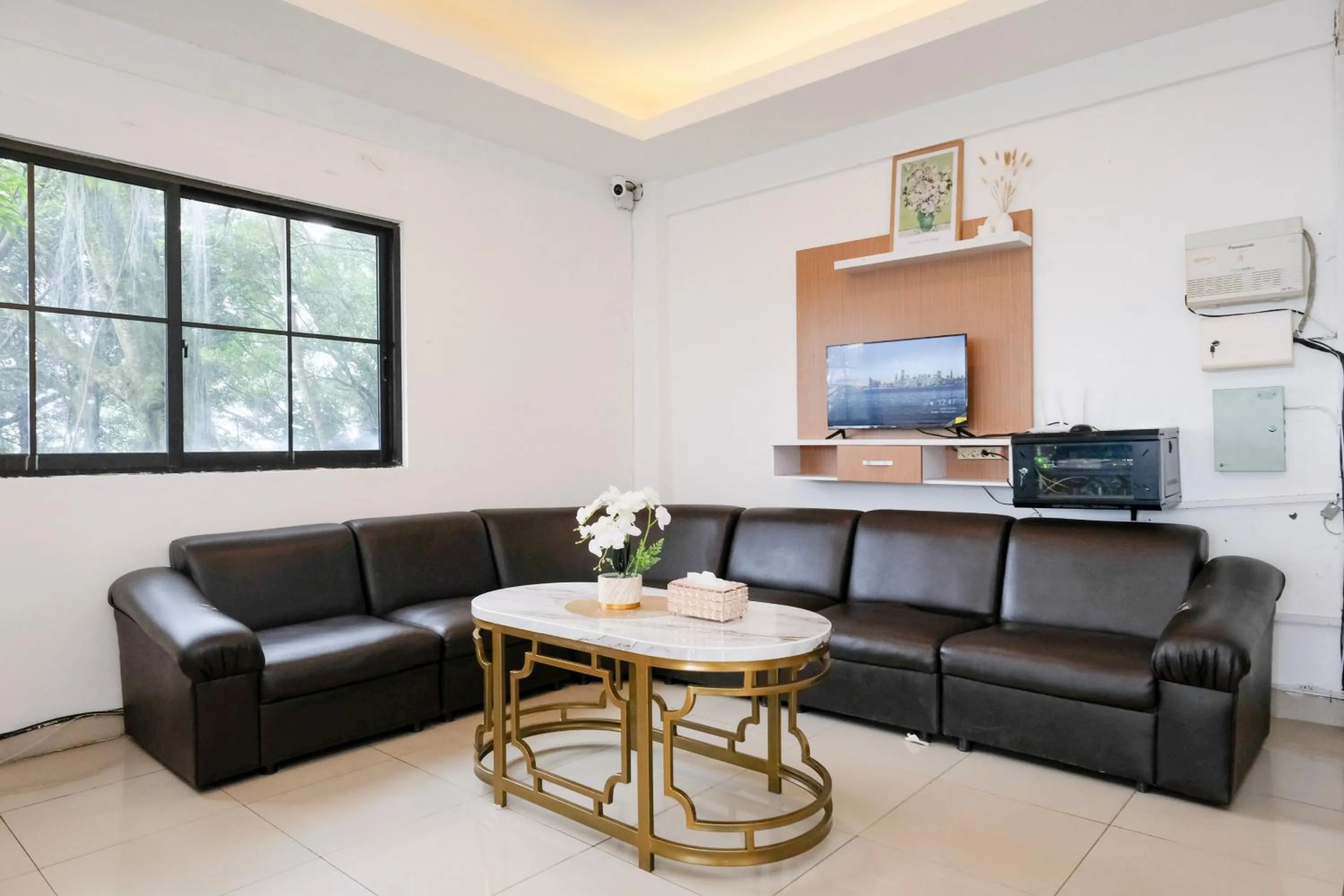 Seating area in RedDoorz near Taman Rekreasi Selecta