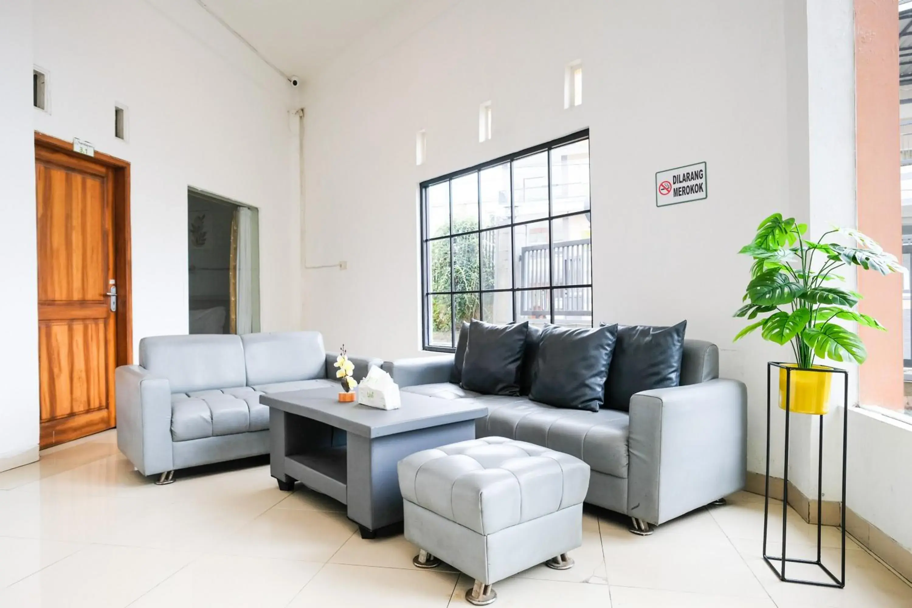 Seating area in RedDoorz near Taman Rekreasi Selecta Seating area in RedDoorz near Taman Rekreasi Selecta