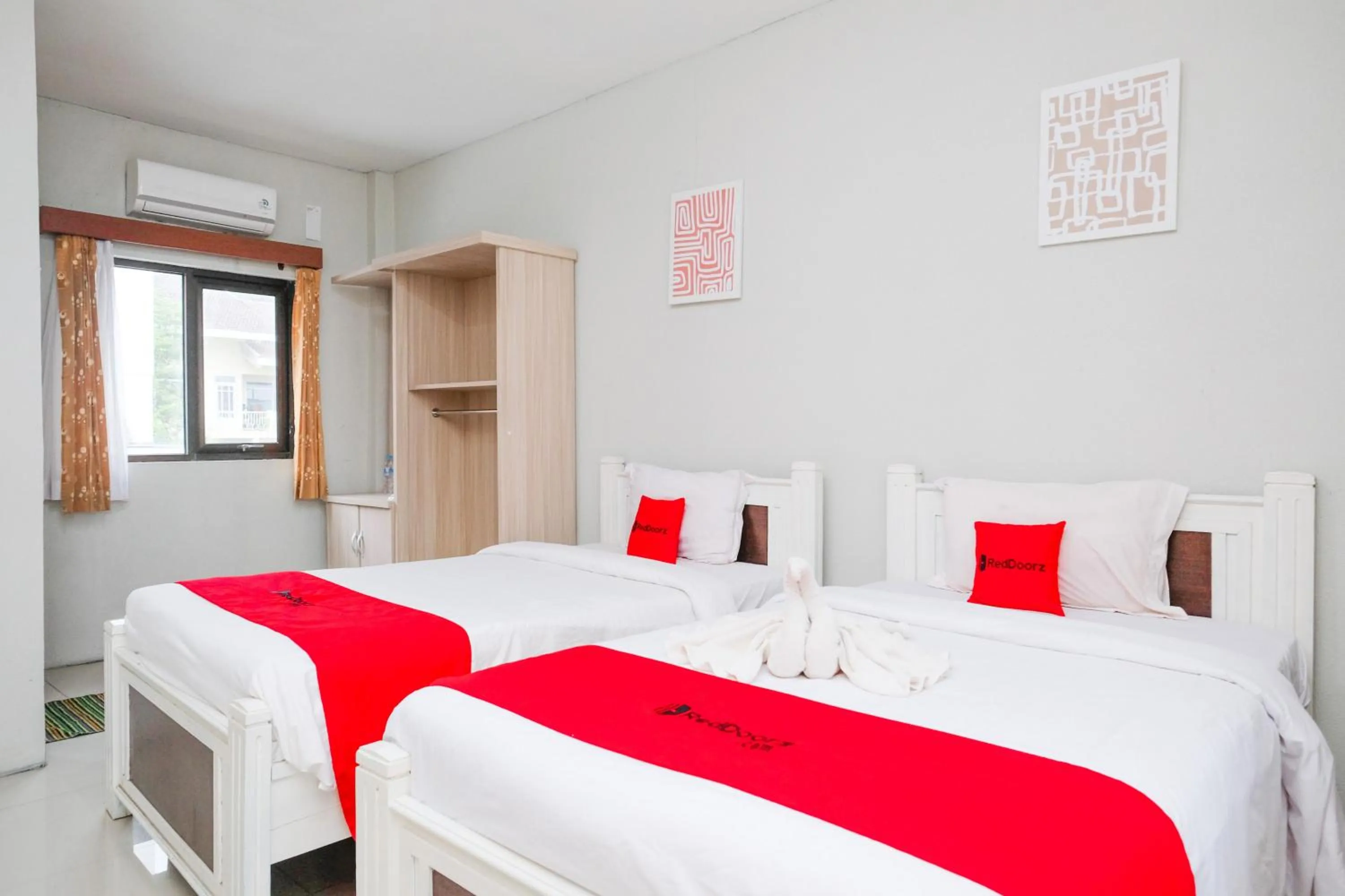 Bedroom, Bed in RedDoorz near Taman Rekreasi Selecta