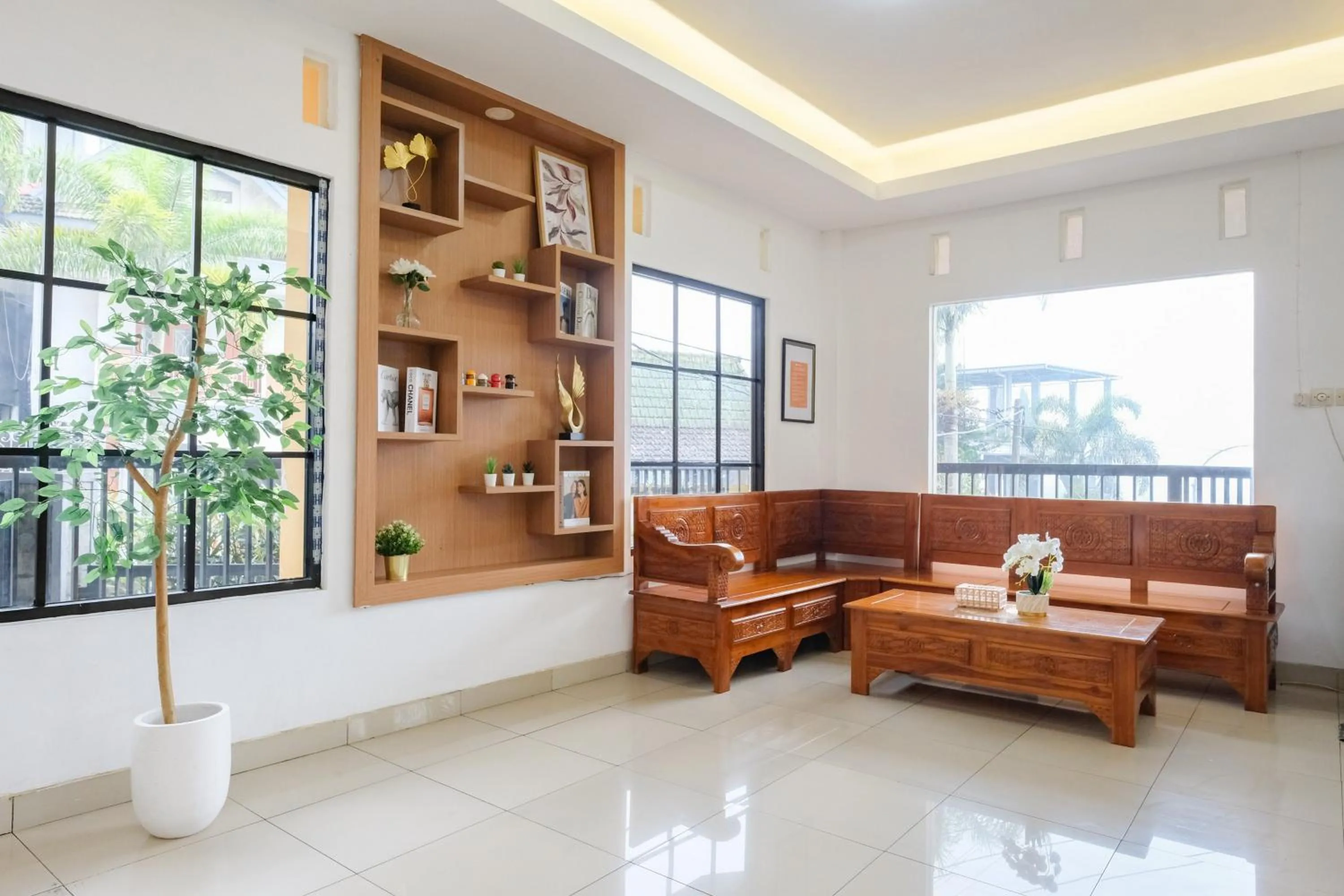 Seating area in RedDoorz near Taman Rekreasi Selecta