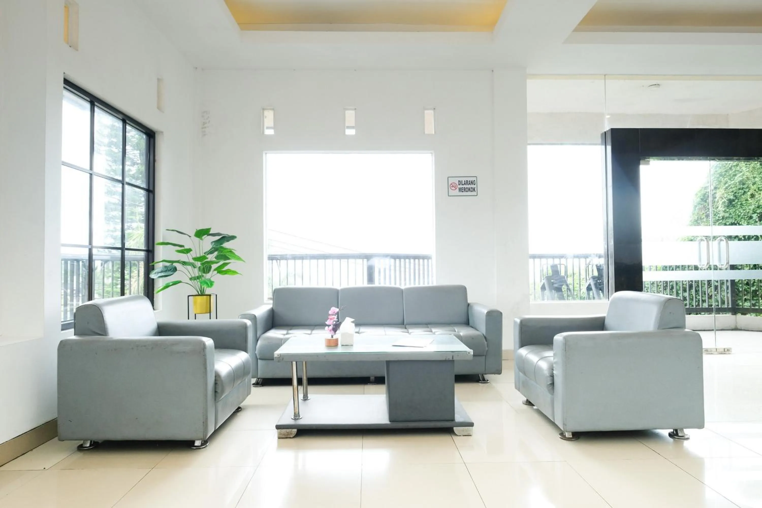 Seating area in RedDoorz near Taman Rekreasi Selecta